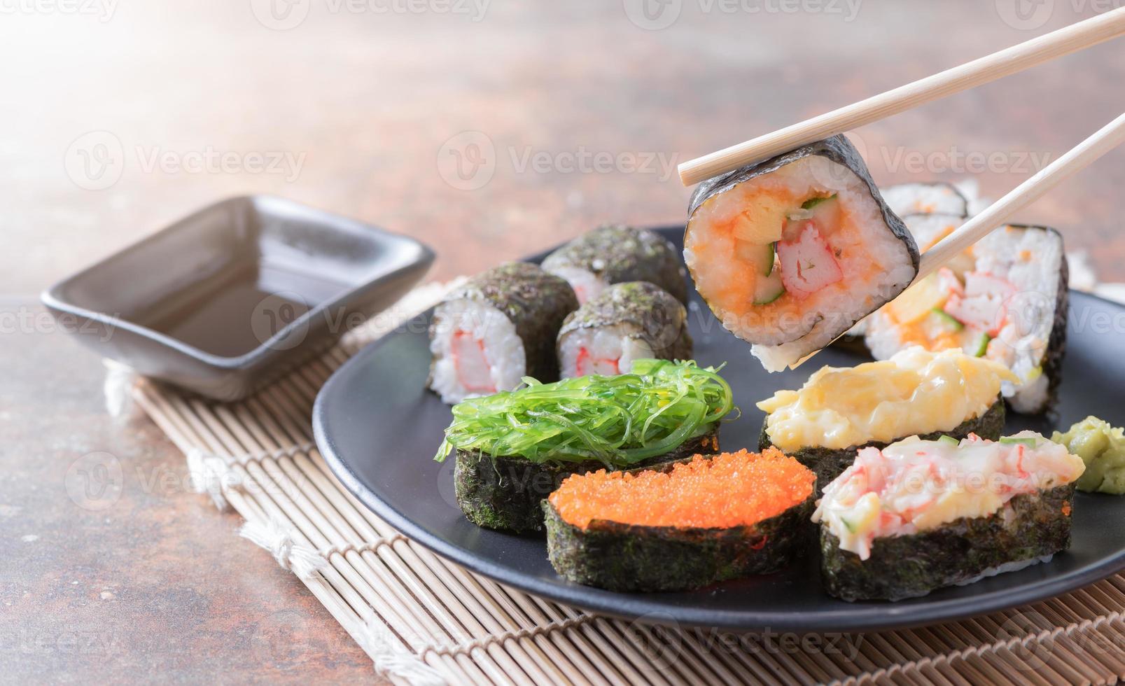 Sushi em pauzinhos, tradicional japonês Comida foto