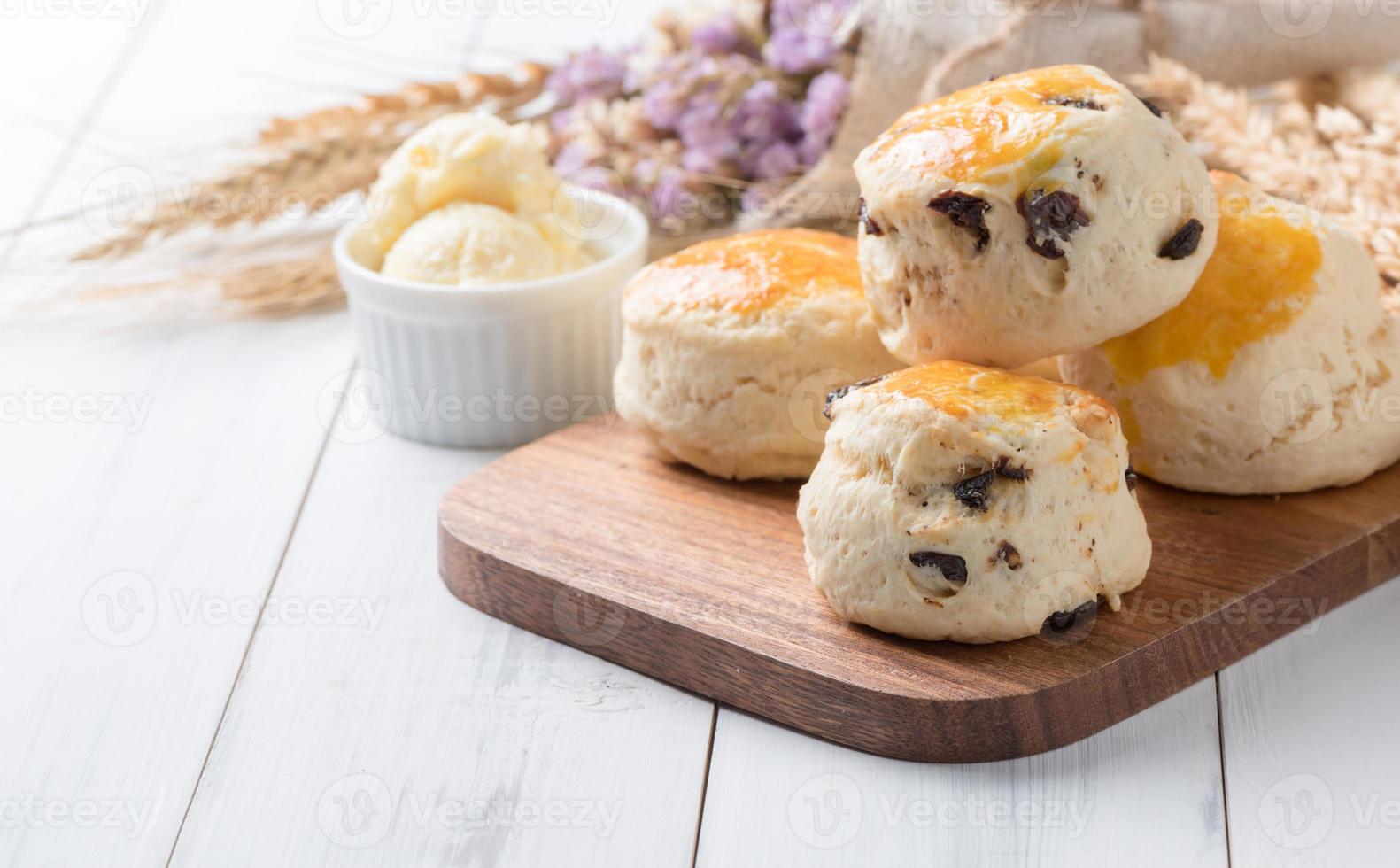 scones em madeira quadra com cevada, foto