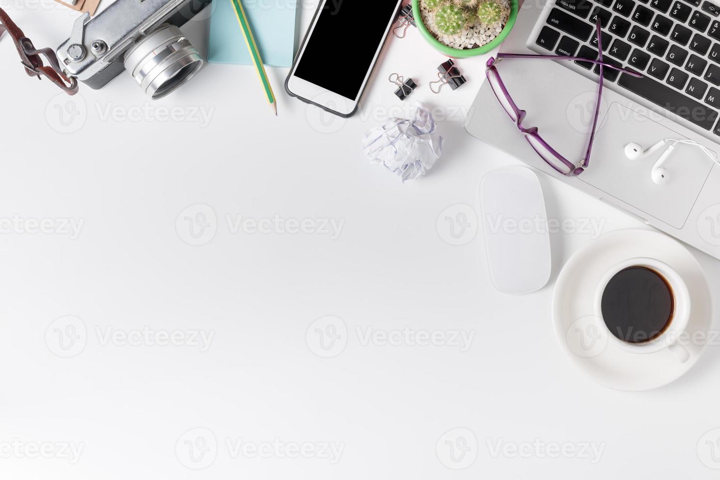 moderno branco escritório escrivaninha mesa com computador portátil foto