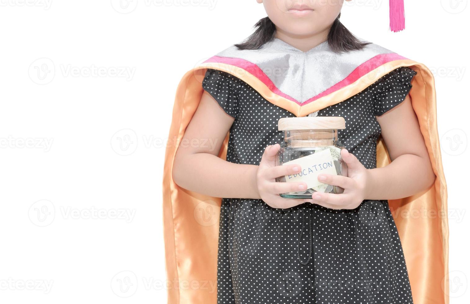 criança segurando Educação dinheiro poupança dentro uma vidro jarra foto