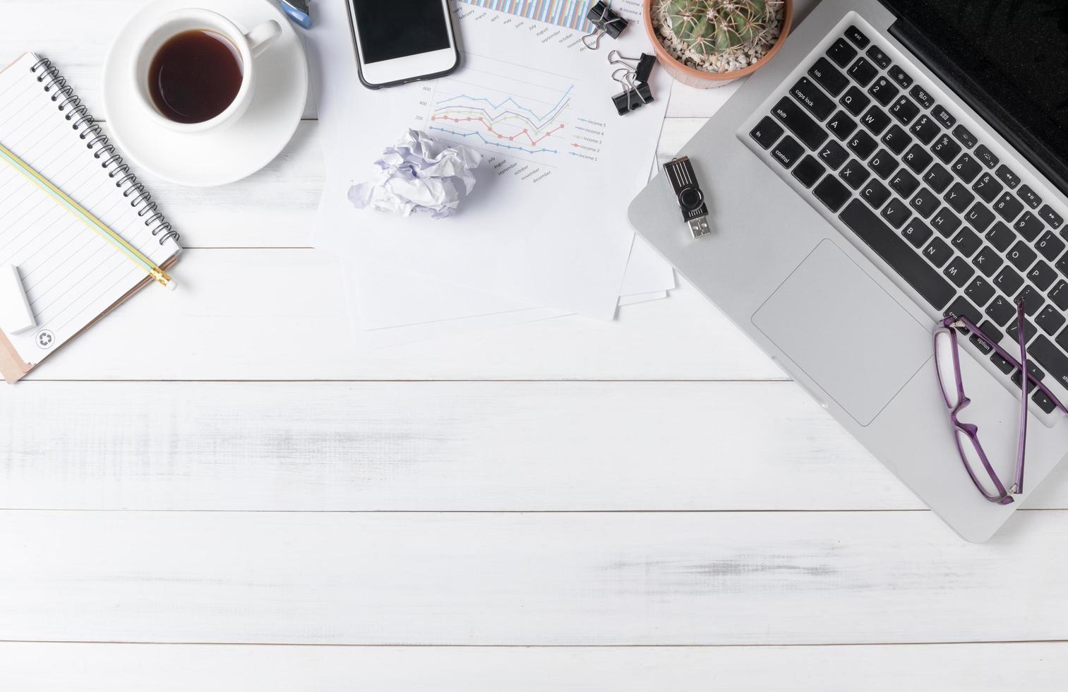 moderno branco escritório escrivaninha mesa com computador portátil, foto