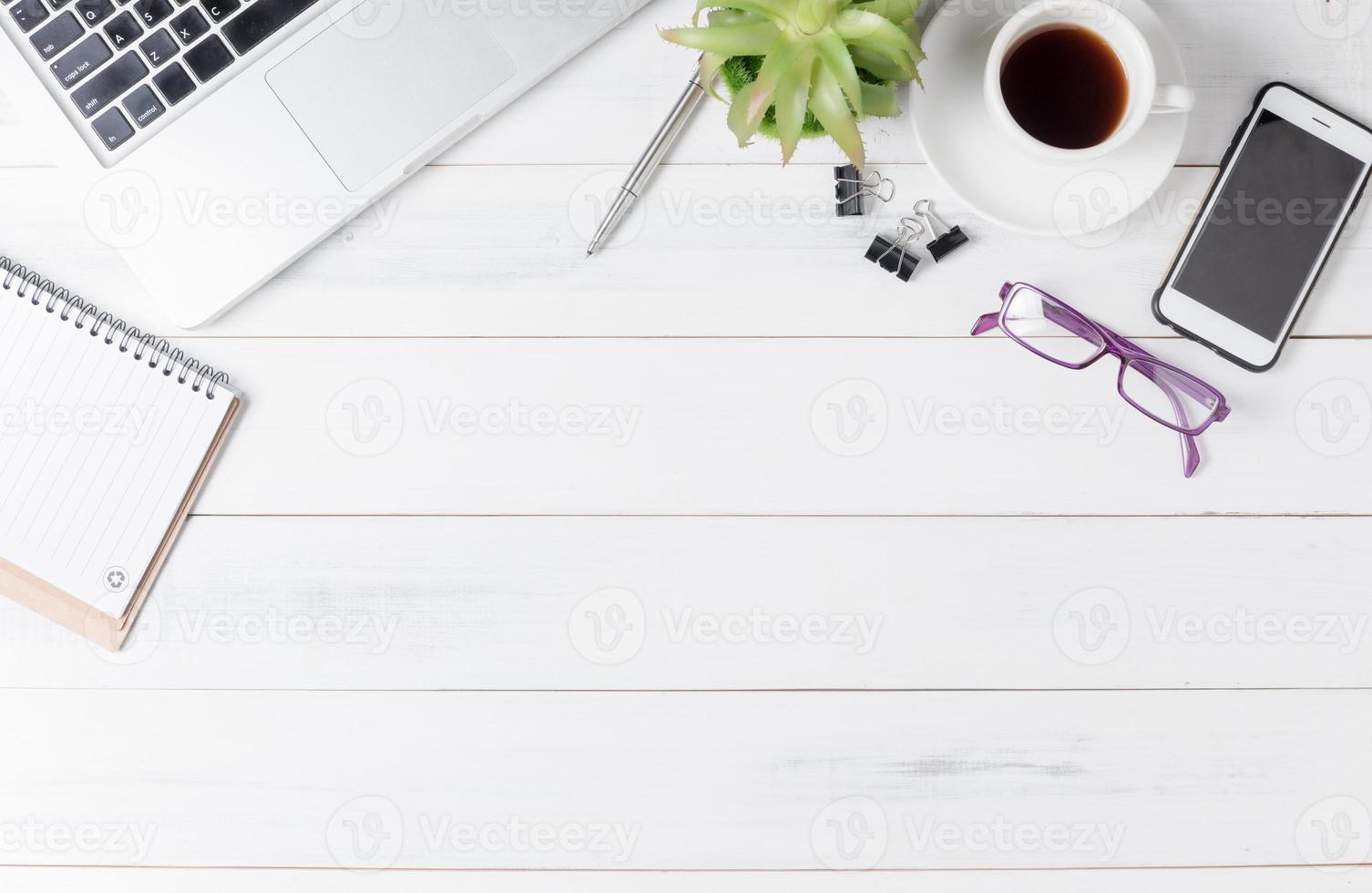 moderno branco escritório escrivaninha mesa com computador portátil, foto