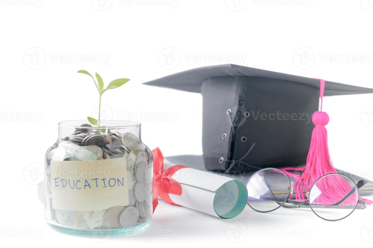 plantinha com Educação dinheiro poupança dentro uma vidro jarra foto