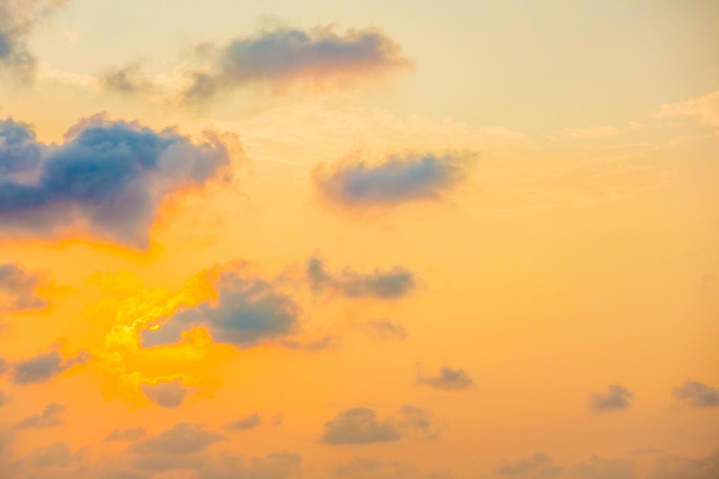 lindo pôr do sol com nuvens no céu foto