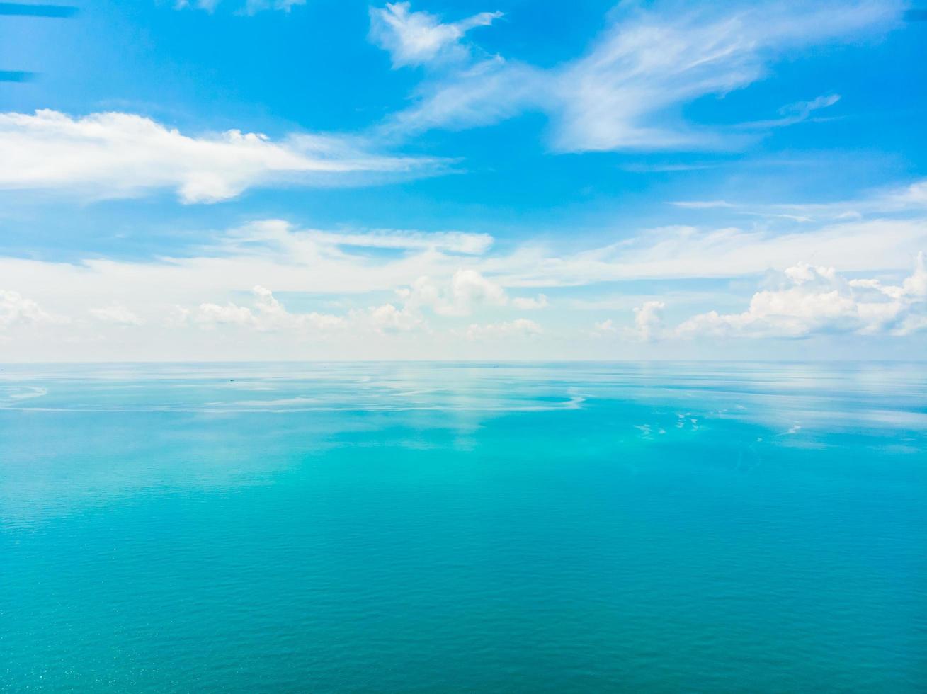 vista aérea da bela nuvem branca no céu azul com mar e oceano foto