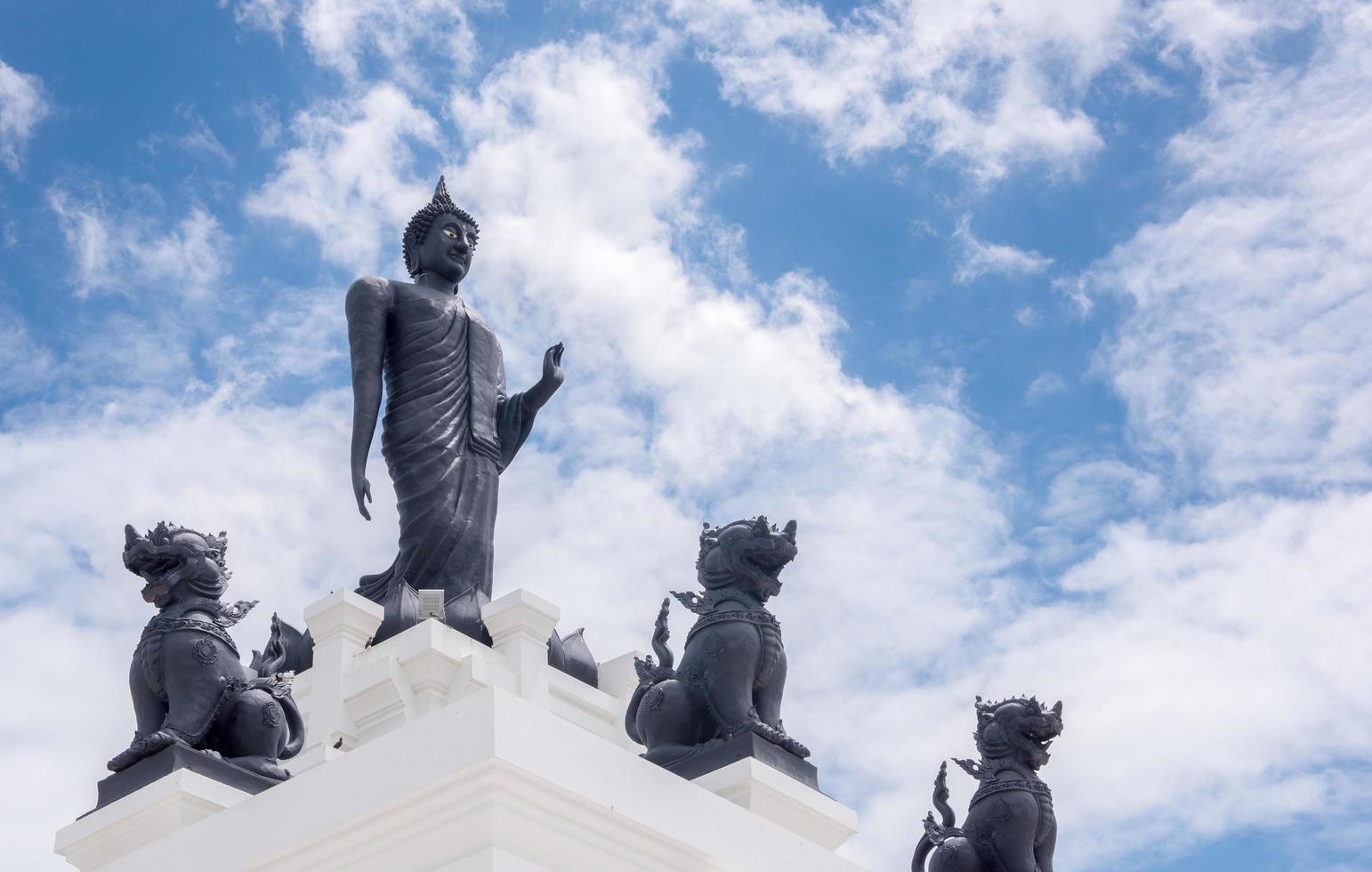 Preto grande Buda estátua com branco nublado e azul céu foto