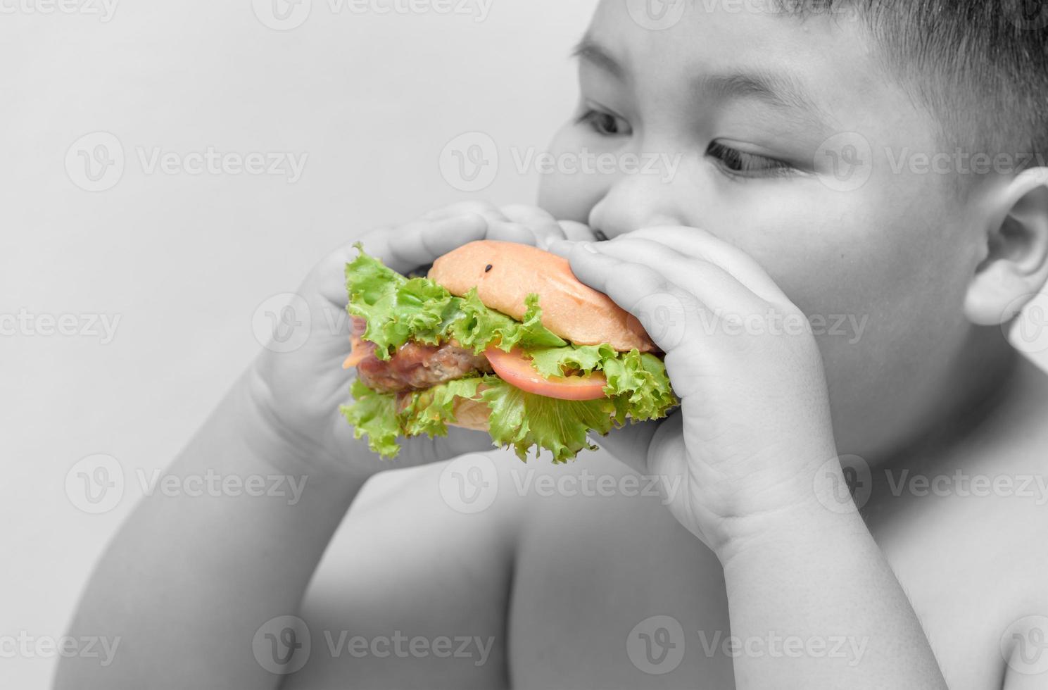 Hamburger em obeso Garoto mão Preto e branco fundo foto