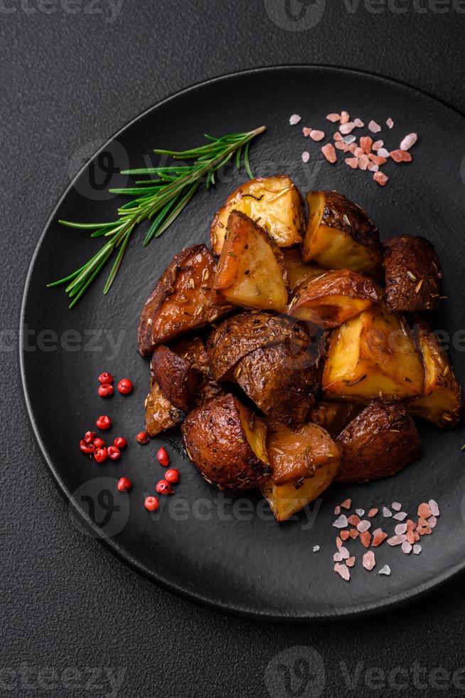 delicioso batatas cozido dentro seus peles com alecrim e especiarias foto