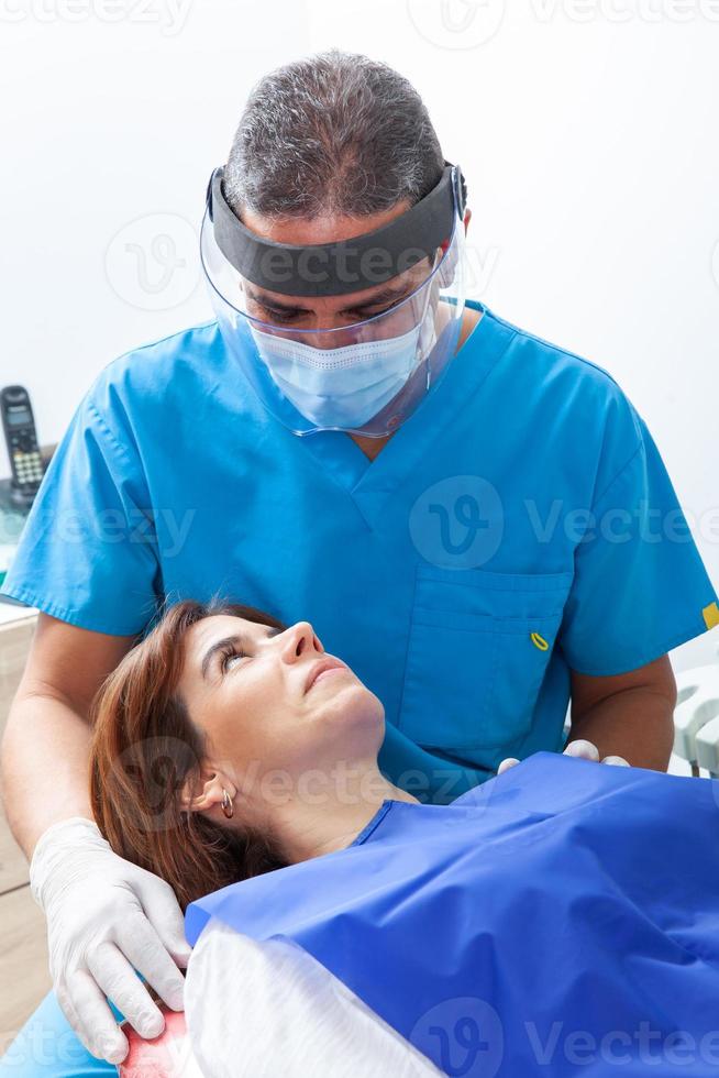 lindo mulher tendo dental tratamento às dentista escritório. foto