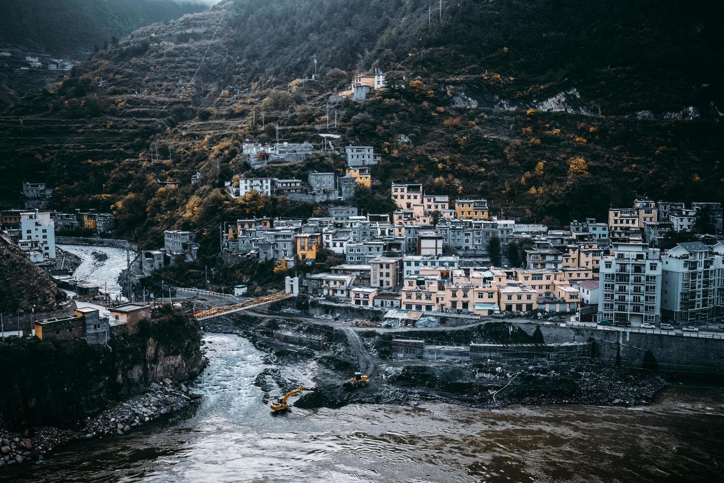 ribeirinha Cidade dentro a montanhas do sichuan província foto