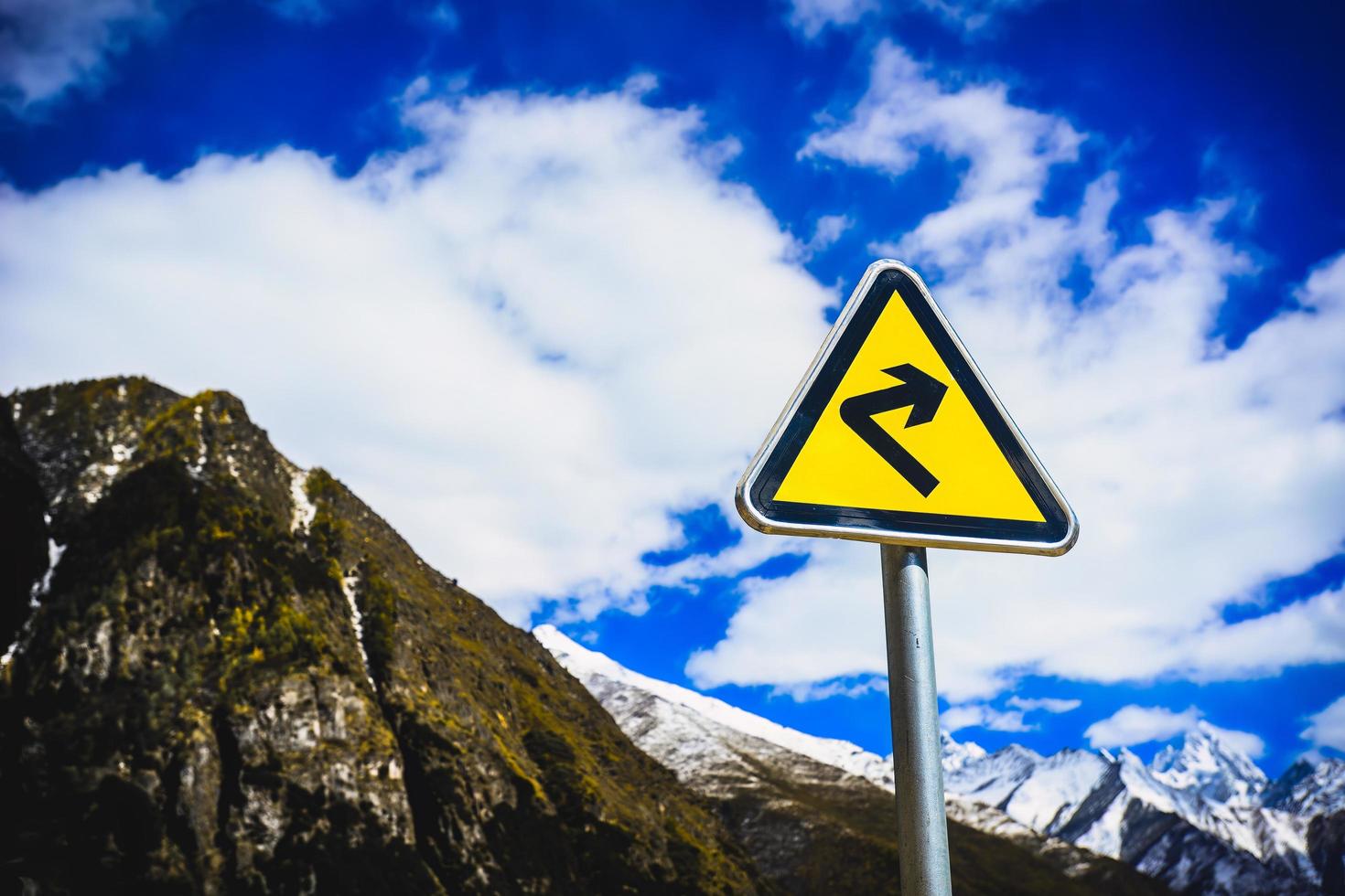 tráfego placa em a Alto montanha estrada foto