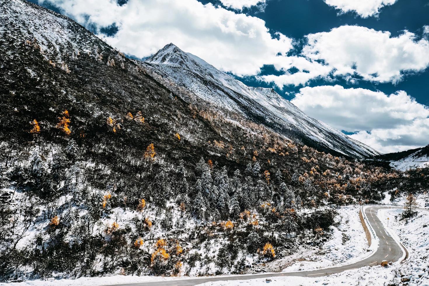 espetacular cenário dentro a Alto montanhas do ocidental sichuan, China, com diferente temporadas foto