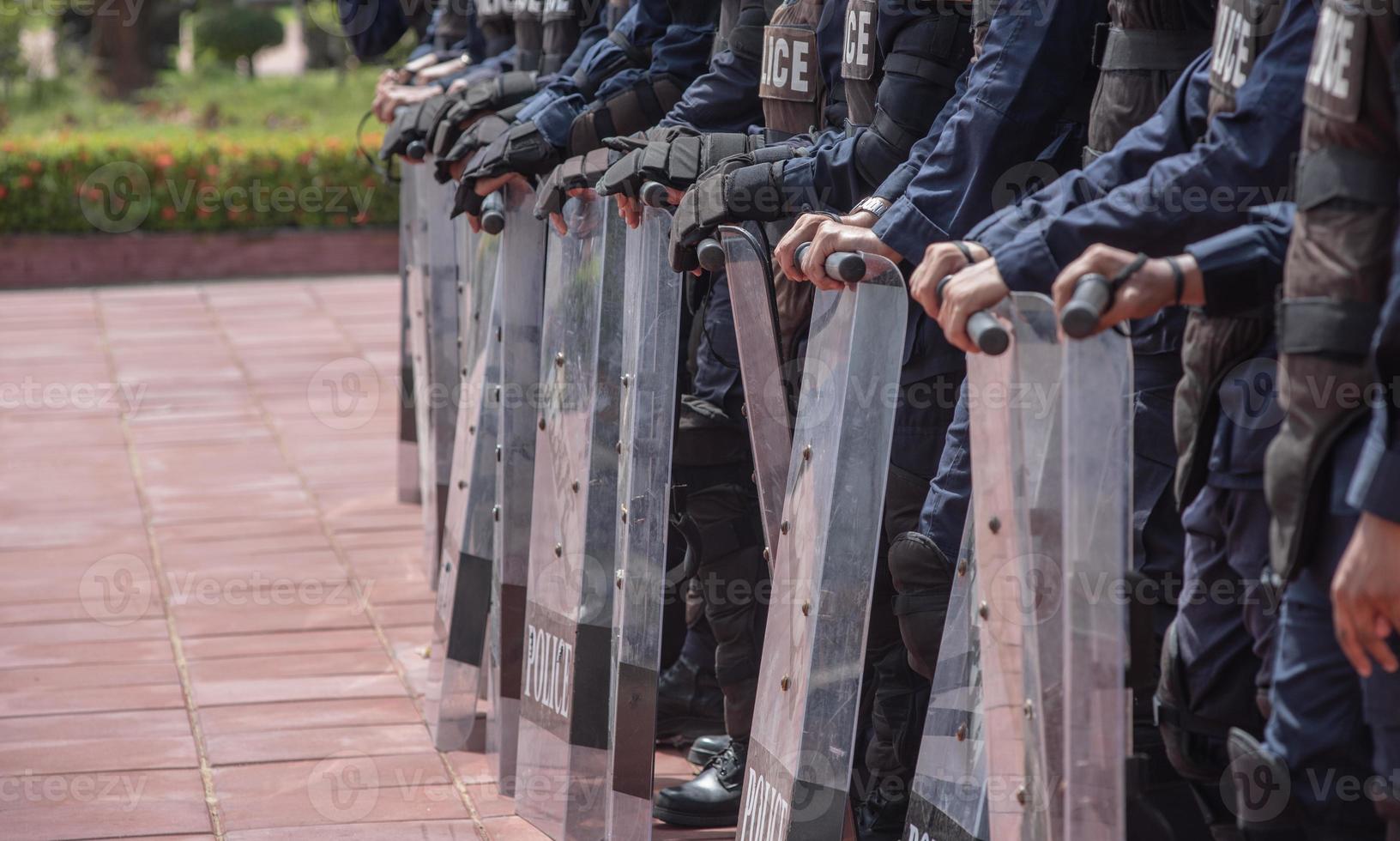 tumulto polícia ao controle a multidão. foto