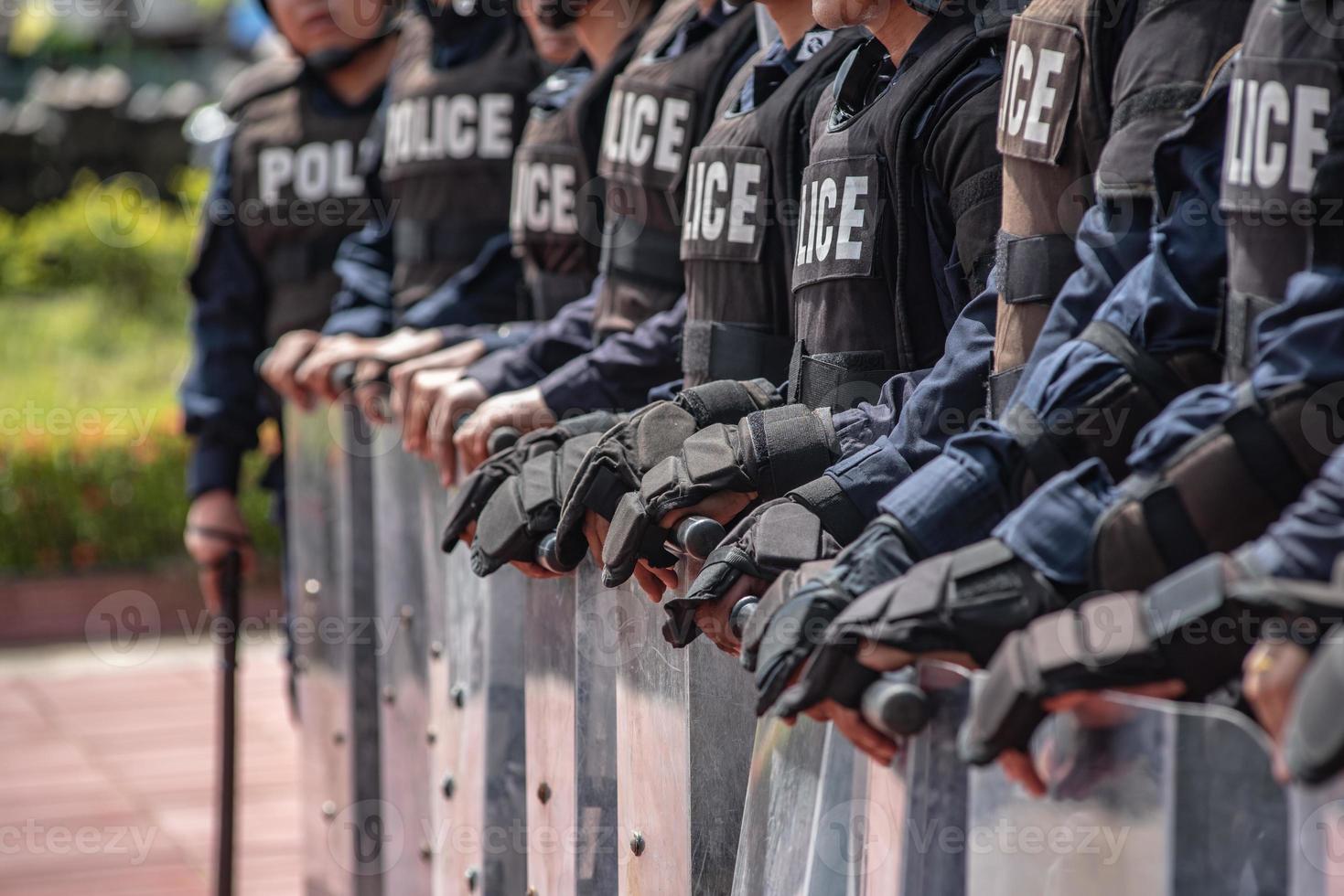 tumulto polícia ao controle a multidão. foto