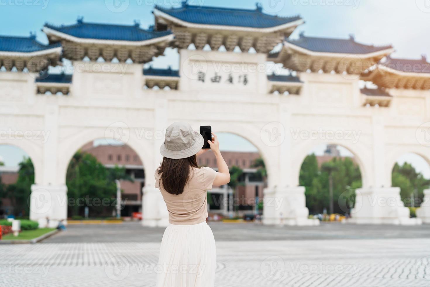 mulher viajante visitando dentro Taiwan, turista levando foto e passeios turísticos dentro nacional Chiang kai shek memorial ou corredor liberdade quadrado, Taipei cidade. ponto de referência e popular atrações. Ásia viagem conceito