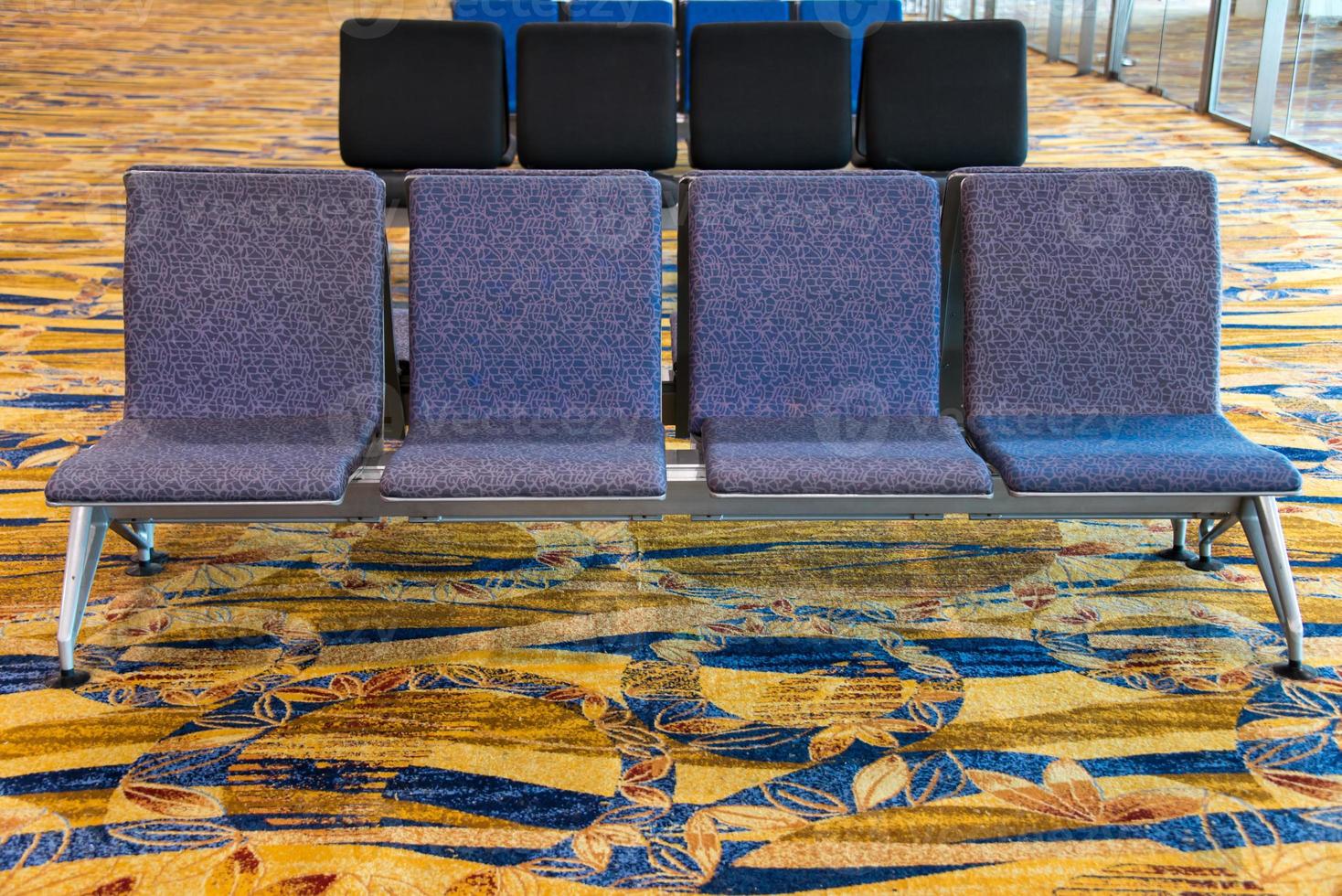 uma linha do cadeira às a lobby do aeroporto foto