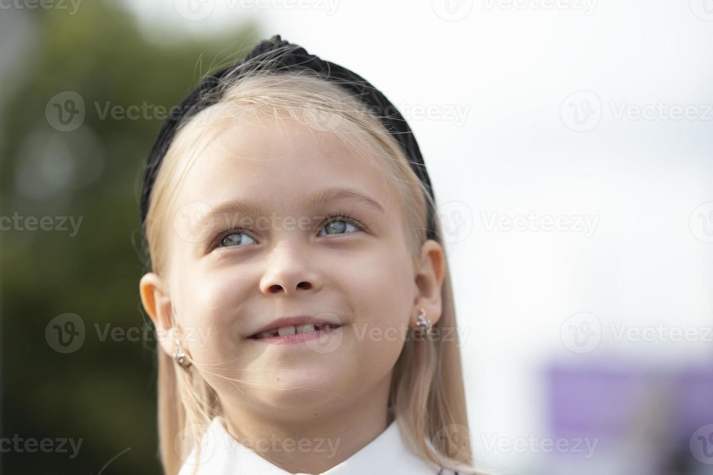 de olhos azuis pequeno menina fechar-se. uma criança do elementar idade. foto