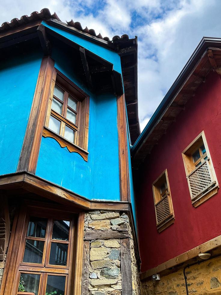 tradicional otomano casa dentro azul e vermelho. velho foto