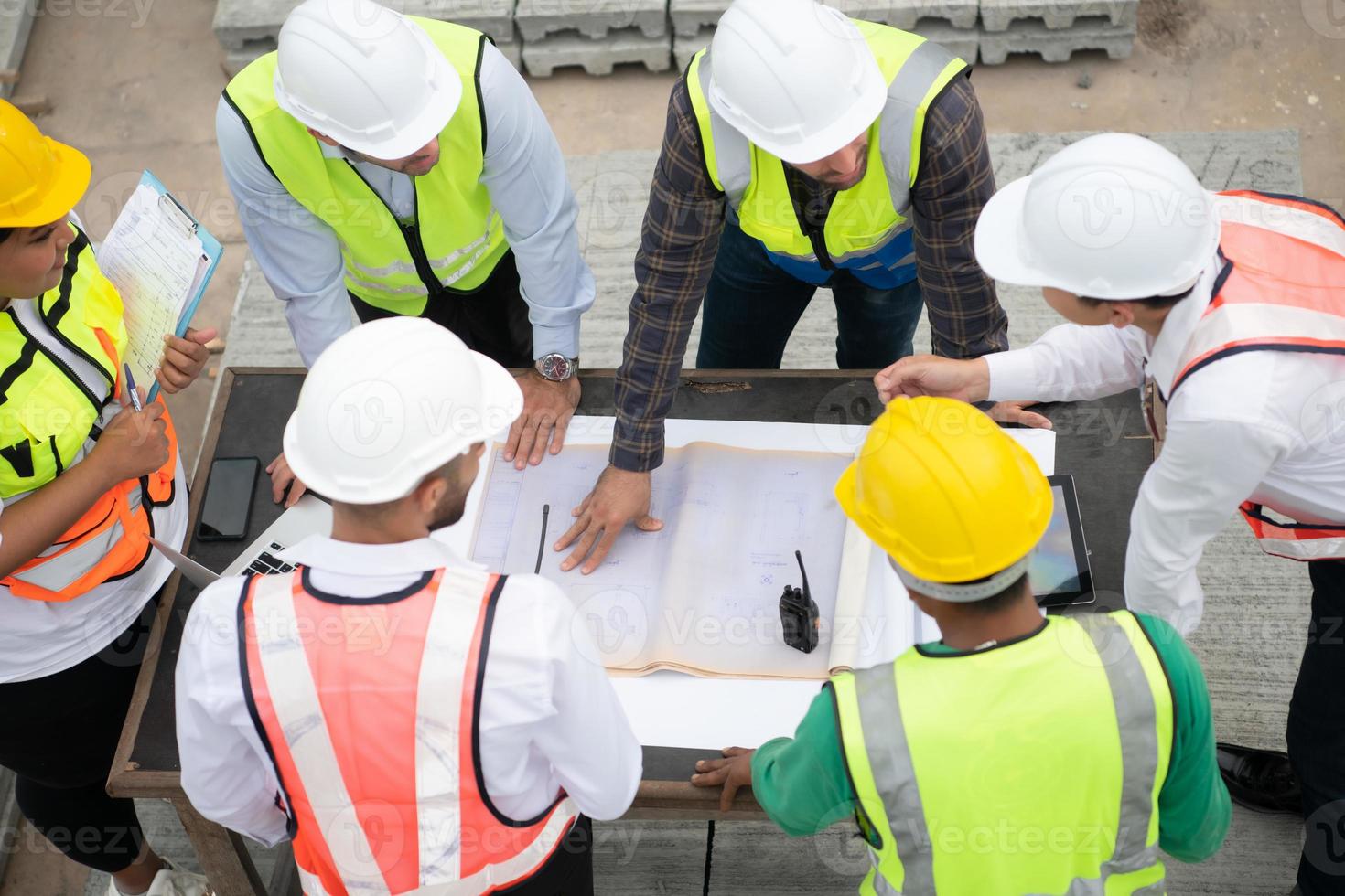 construção engenheiros, arquitetos, e capatazes Formato uma grupo. participar dentro uma encontro para plano Novo construção projetos. foto