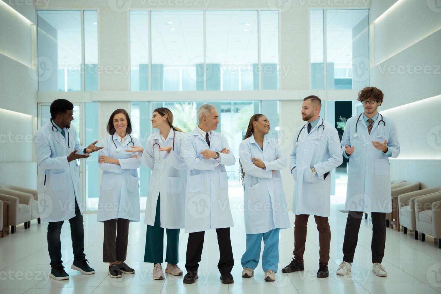 retrato do médicos e médico alunos com vários gestos para preparar para paciente Cuidado foto