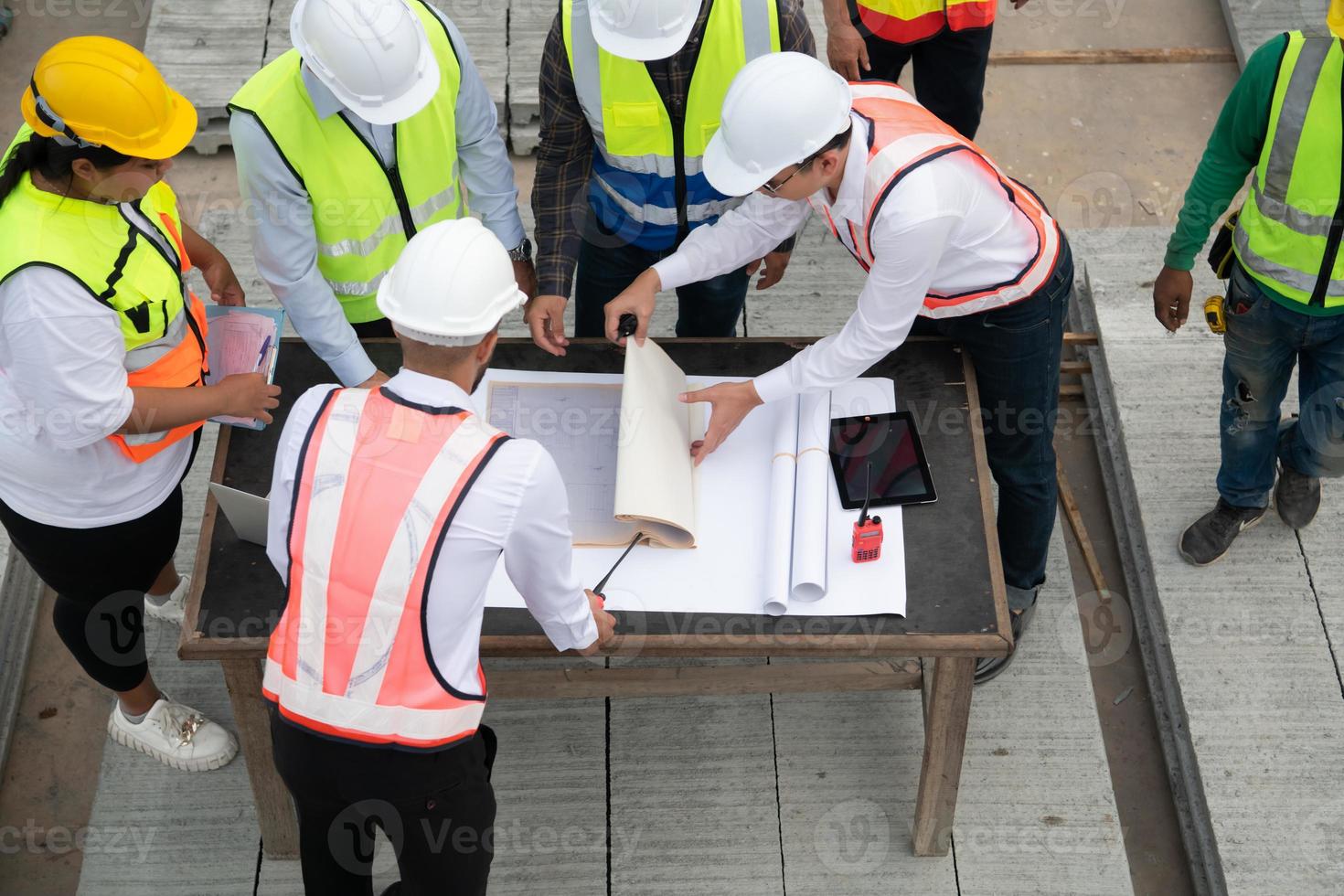 construção engenheiros, arquitetos, e capatazes Formato uma grupo. participar dentro uma encontro para plano Novo construção projetos. foto