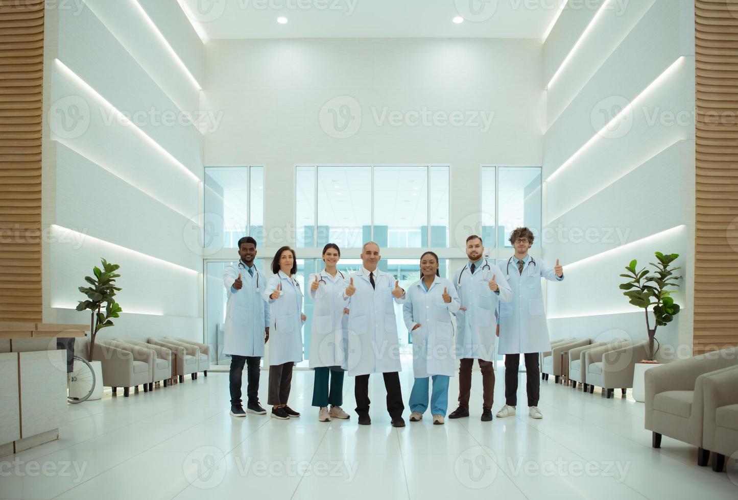 retrato do médicos e médico alunos com vários gestos para preparar para paciente Cuidado foto