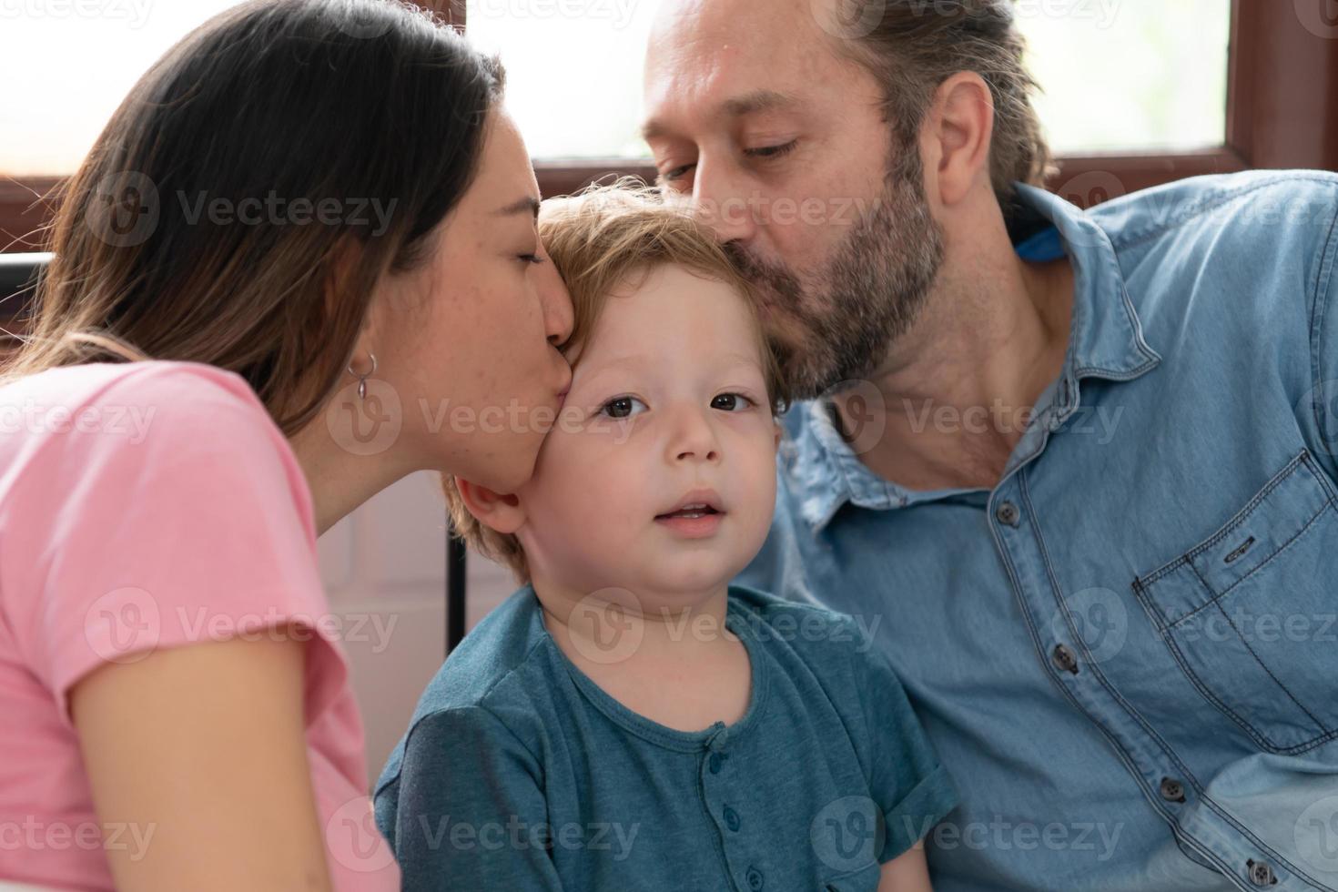 depois de a pequeno Garoto acorda acima a partir de dele sesta, dele pai e mãe se empenhar dentro agradável Atividades dentro dele quarto. foto