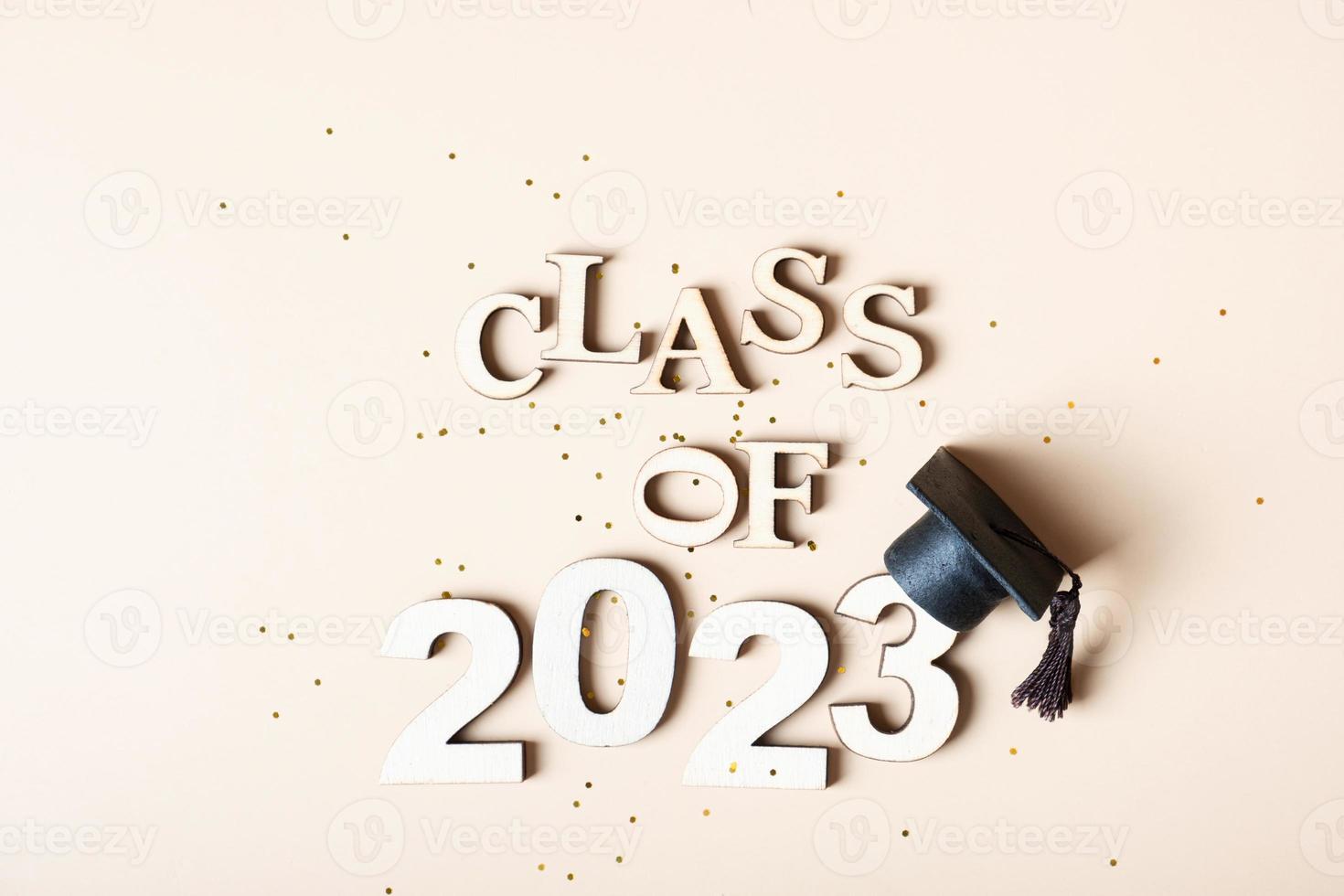 classe do 2023 conceito. de madeira número 2023 com graduado boné em colori fundo. foto