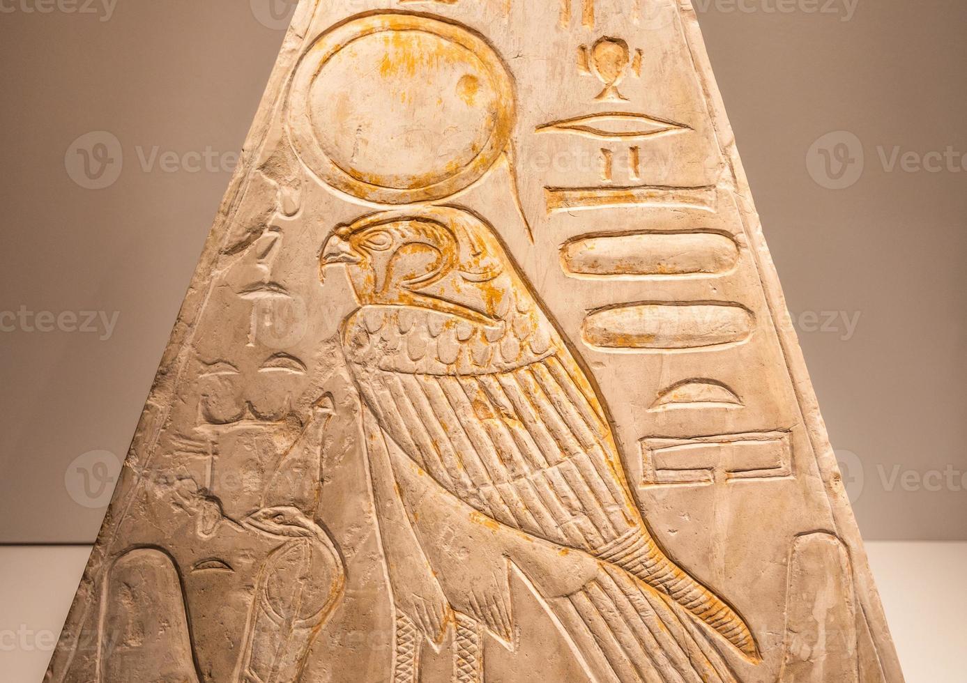 egípcio museu, pirâmide com horus falcão - 1279 bc foto