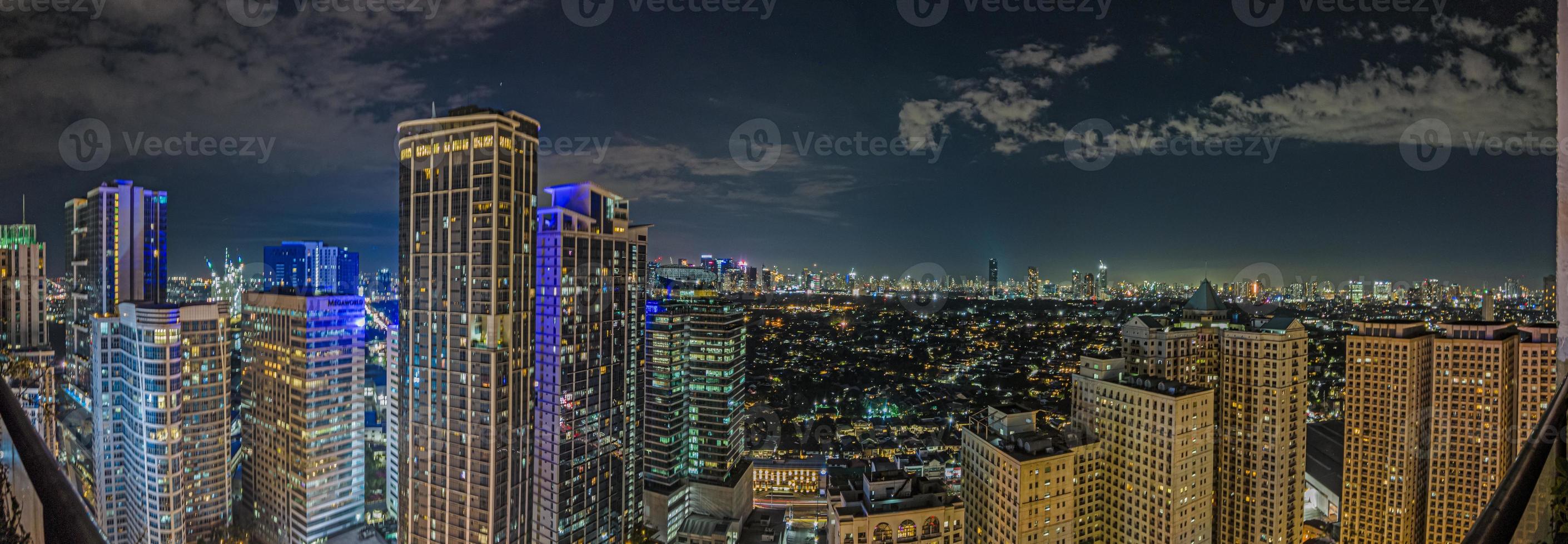 panorâmico imagem sobre Manila Horizonte às noite foto