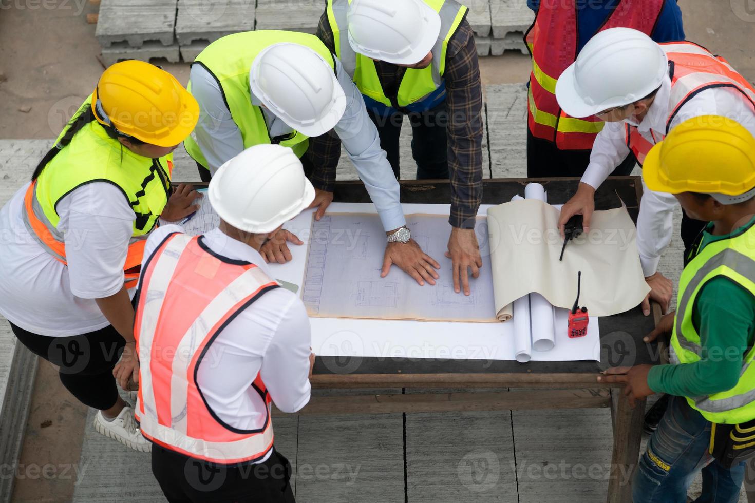 construção engenheiros, arquitetos, e capatazes Formato uma grupo. participar dentro uma encontro para plano Novo construção projetos. foto