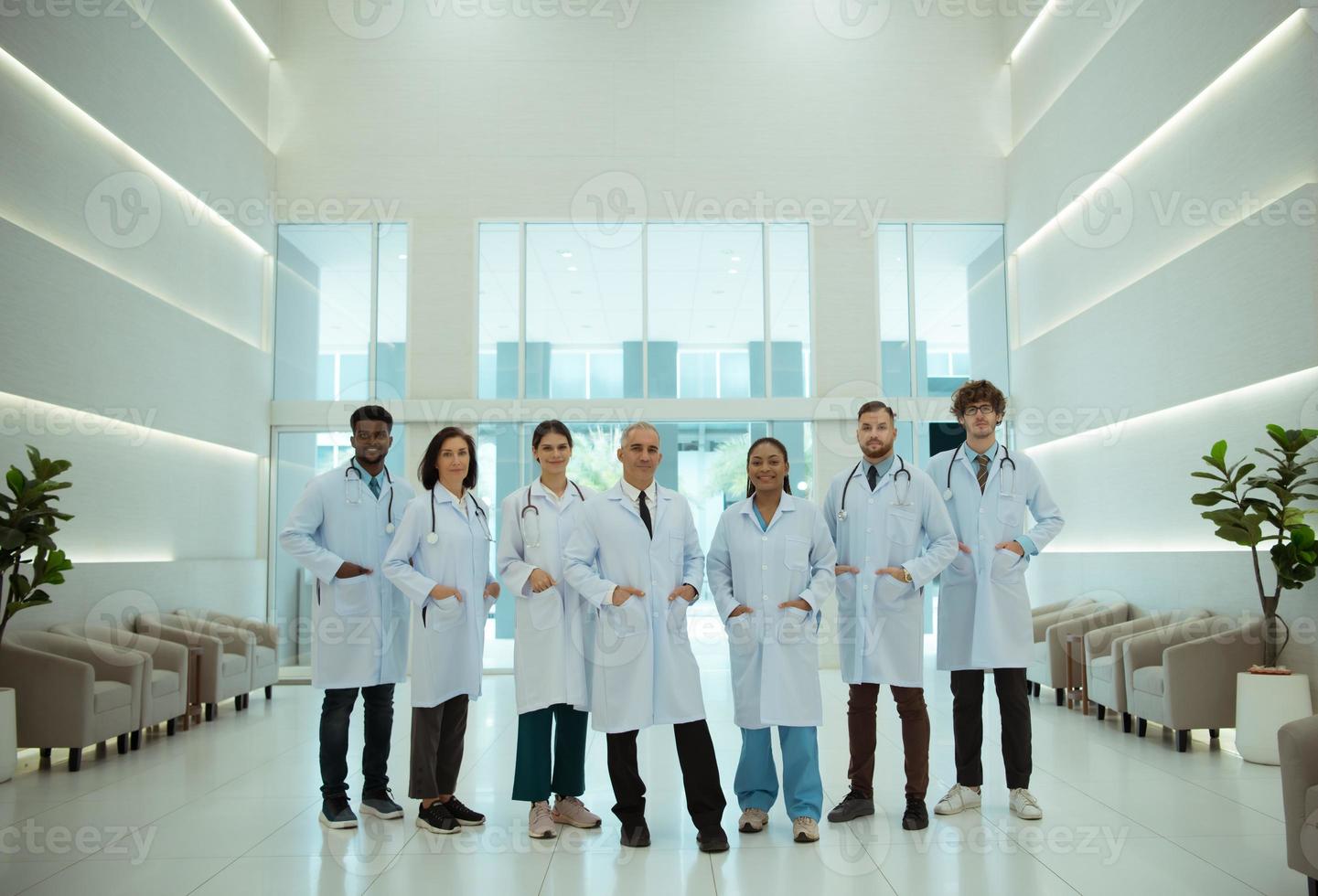 retrato do médicos e médico alunos com vários gestos para preparar para paciente Cuidado foto