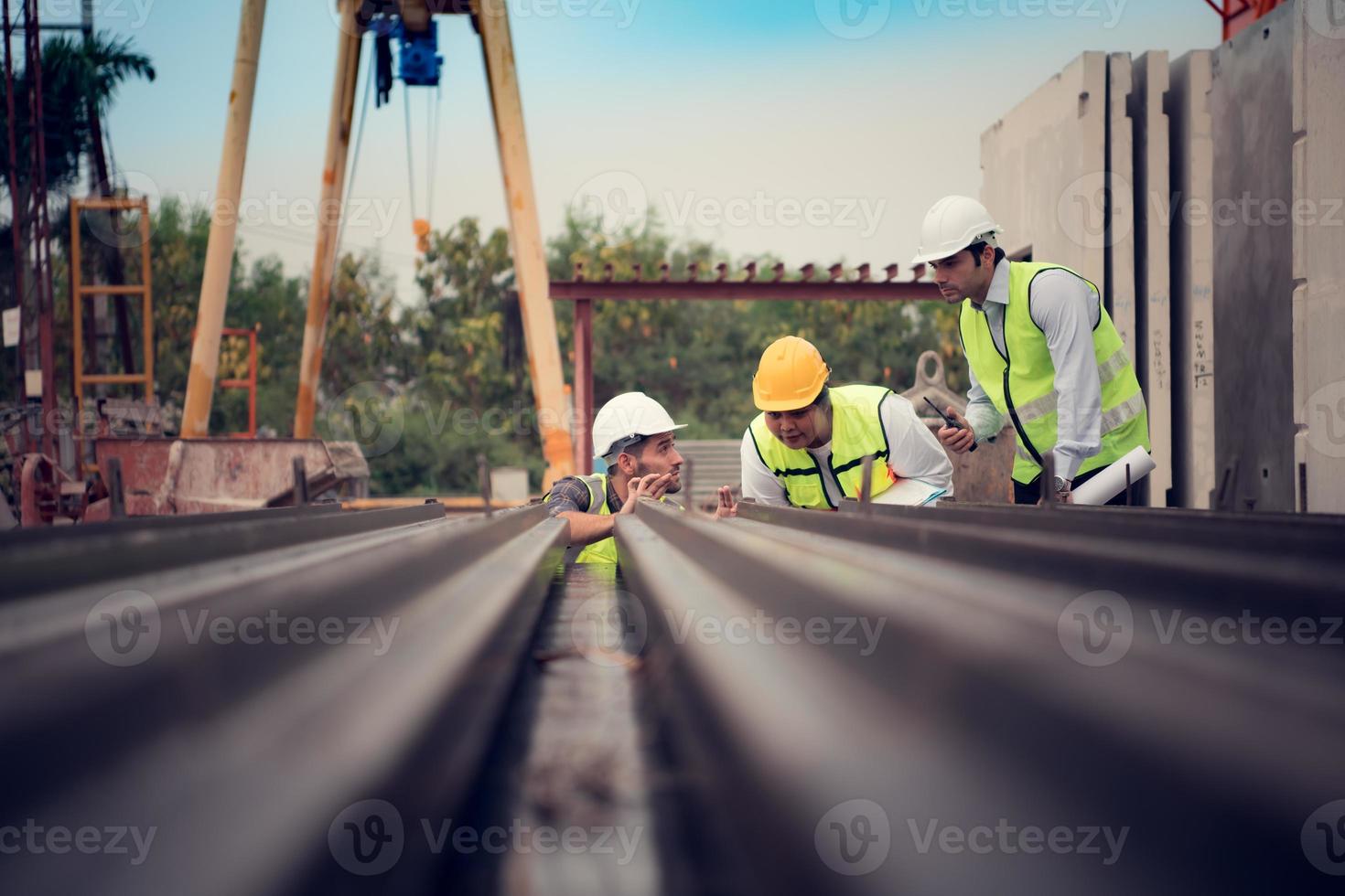 antes transportando a aço estrutura para a Segue seção para estar usava dentro prédio, engenheiro estão inspecionado e a qualidade do a acabado produtos é discutido. foto