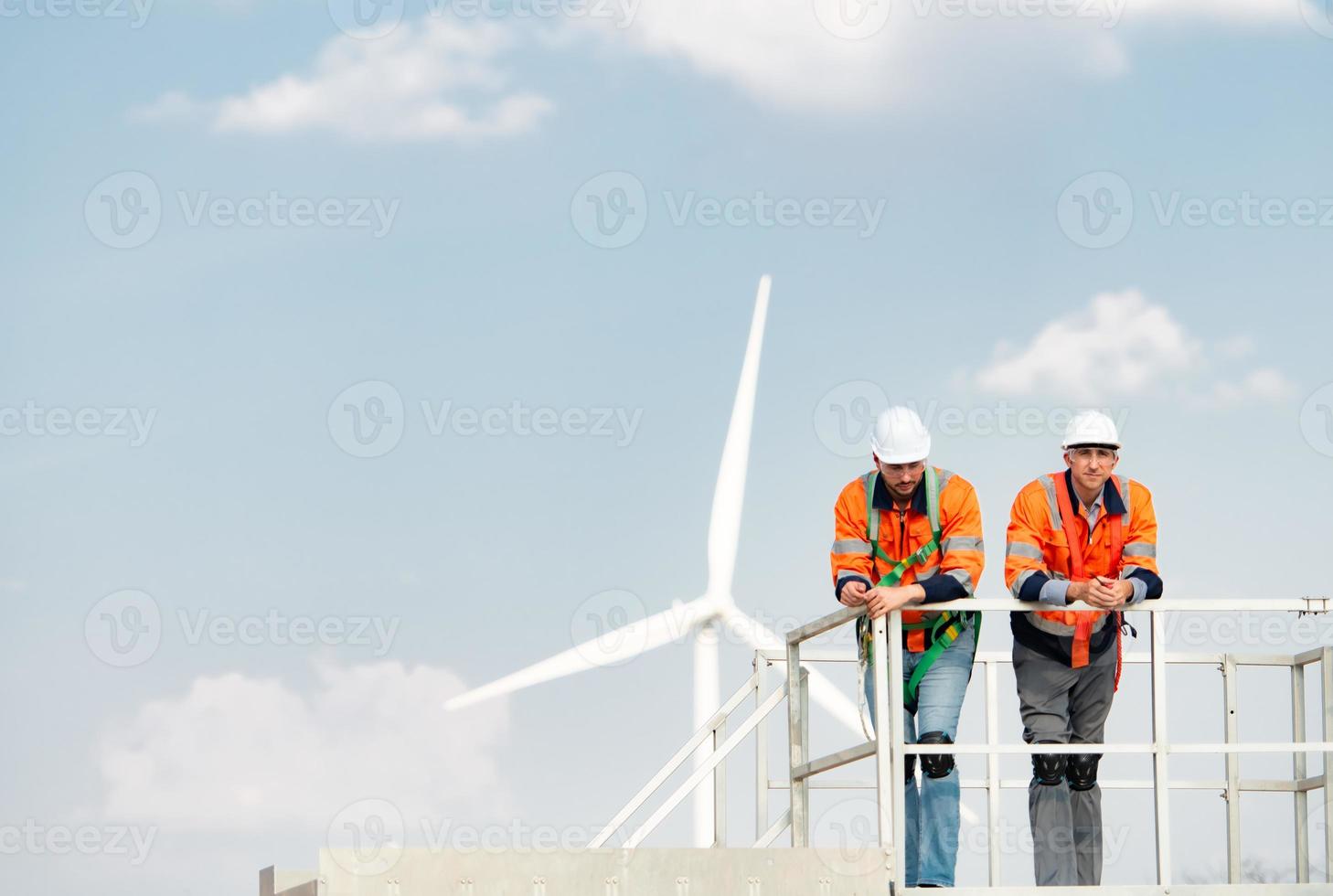 agrimensor e engenheiro examinar a eficiência do gigantesco vento turbinas este transformar vento energia para dentro elétrico energia este é então usava dentro diariamente vida. foto