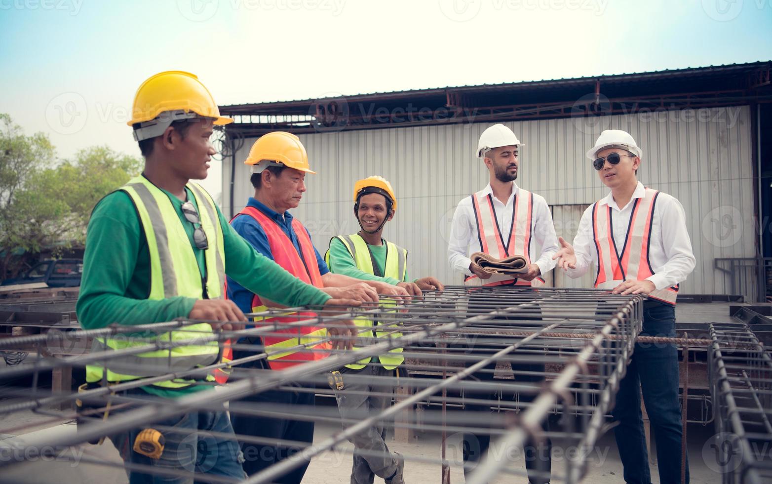 construção engenheiro e construção capataz monitor a progresso e supervisionar importante construção trabalho em a construção local. foto