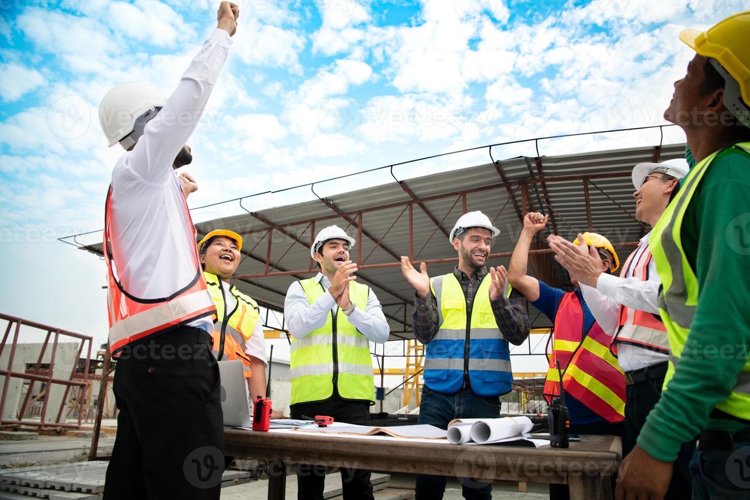 construção engenheiros, arquitetos, e capatazes Formato uma grupo. participar dentro uma encontro para plano Novo construção projetos. Felicidades para expressar felicidade este a evento estava com sucesso realizado. foto