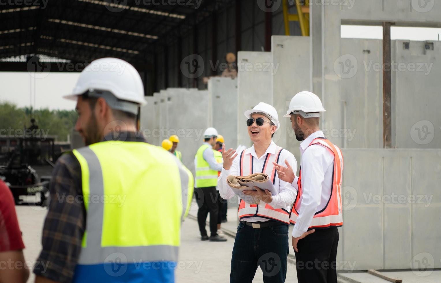 arquitetos uma Visita para a construção local. pronto para conversa a progresso do construção projetos dentro a construção área com construção supervisão engenheiros. foto