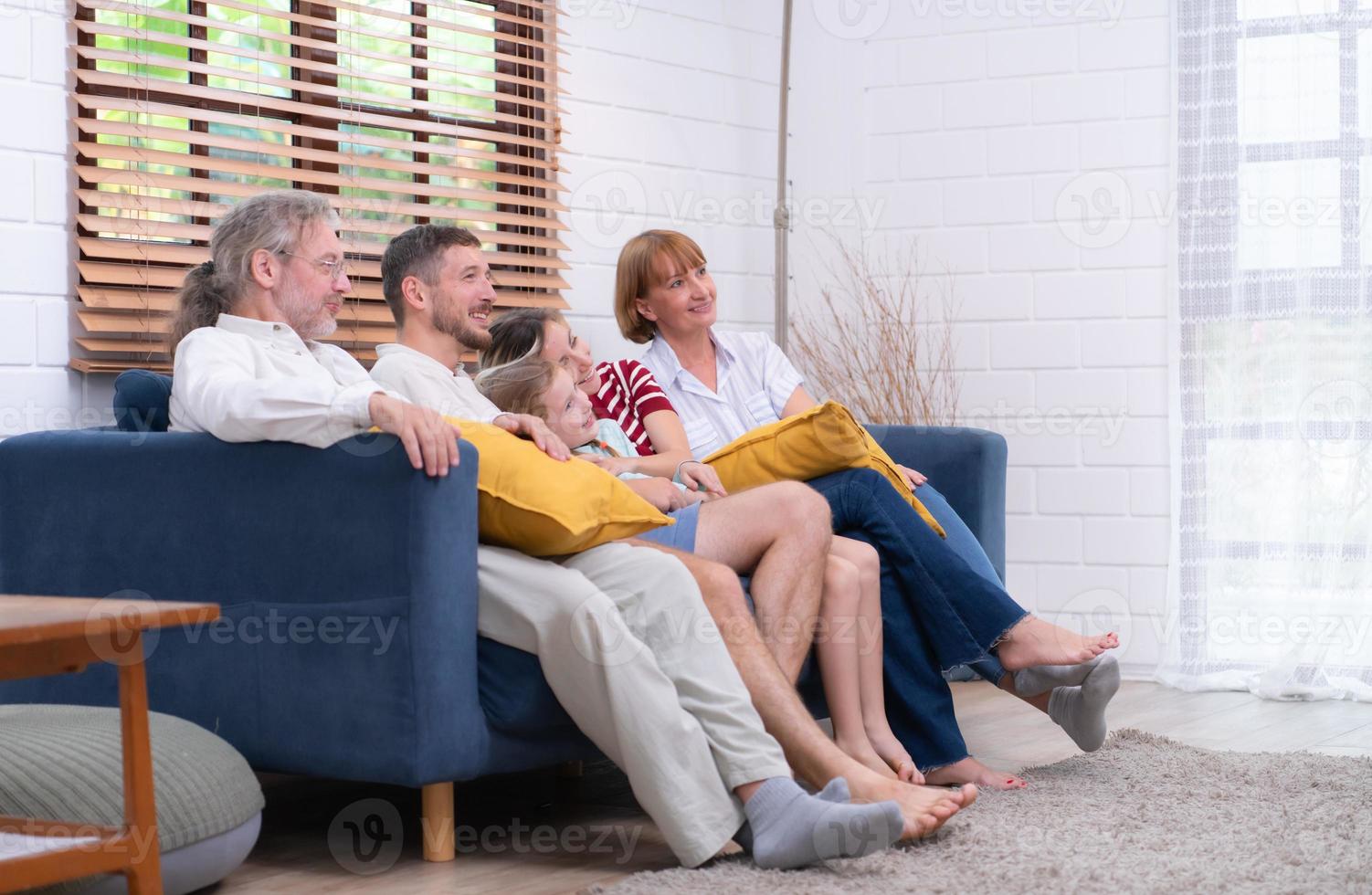 felicidade e Diversão do uma grande família quem reunir para Faz Atividades às casa para todos idades foto