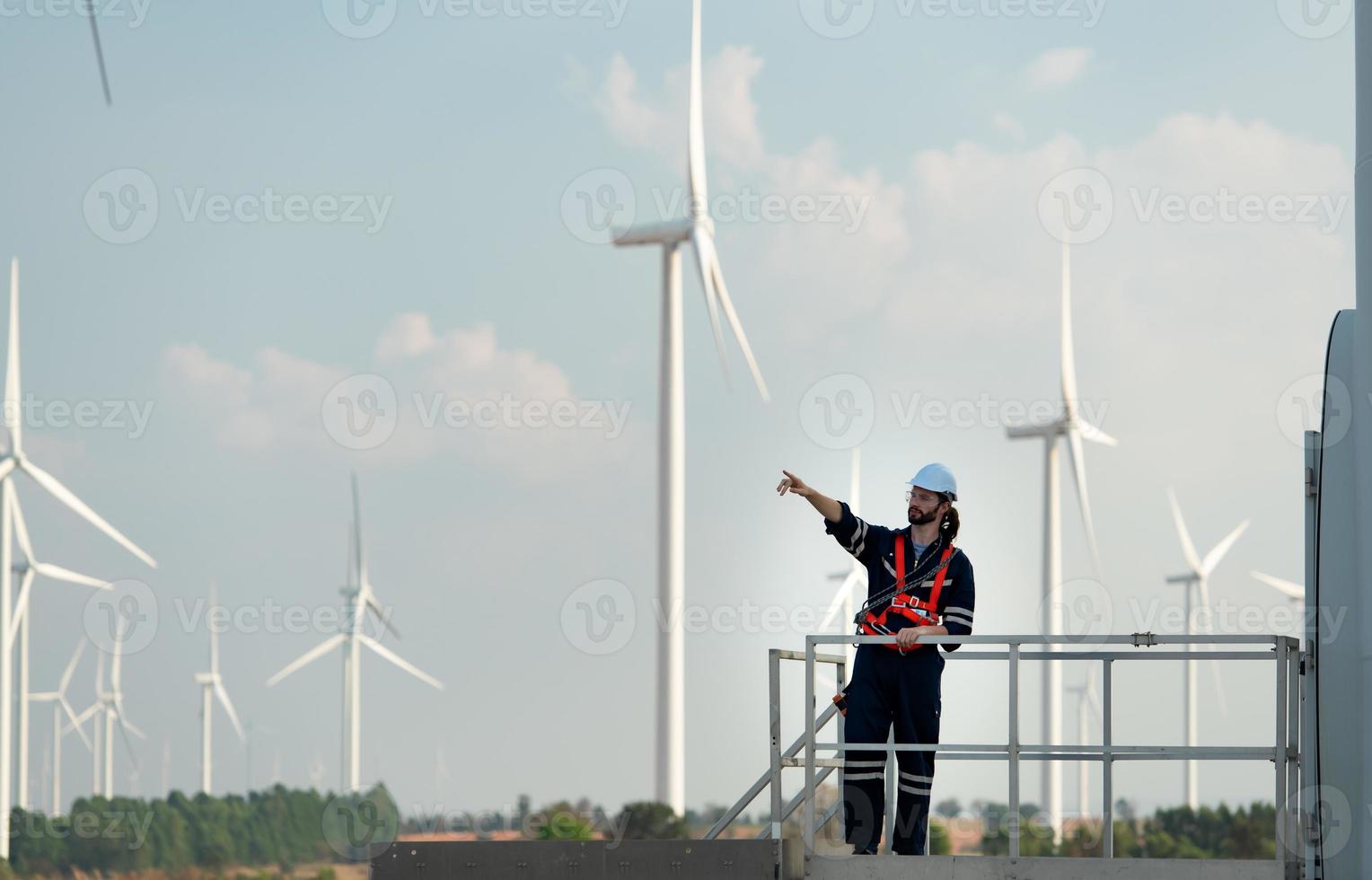 engenheiro às natural energia vento turbina local com uma missão para escalar acima para a vento turbina lâminas para inspecionar a Operação do ampla vento turbinas este converte vento energia para dentro elétrico energia foto