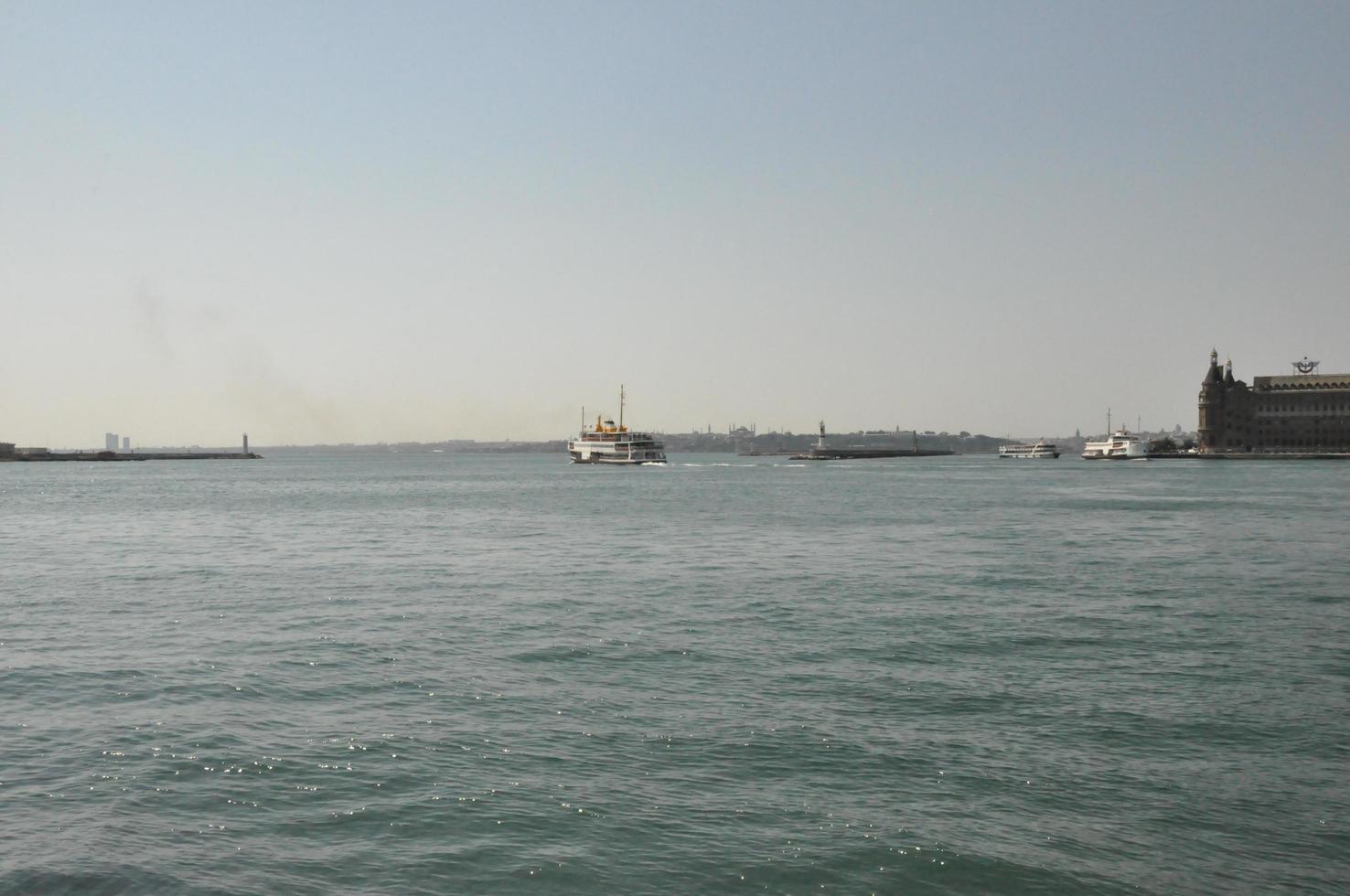 barco a vapor balsa porta e mar fundo e panorama foto