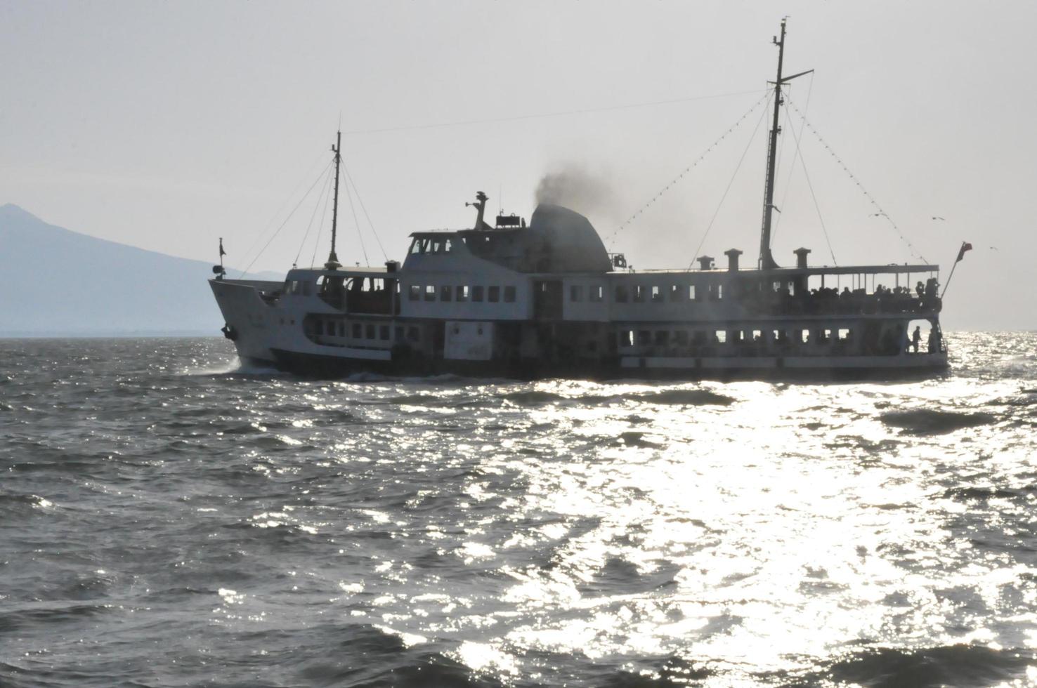 barco a vapor balsa porta e mar fundo e panorama foto