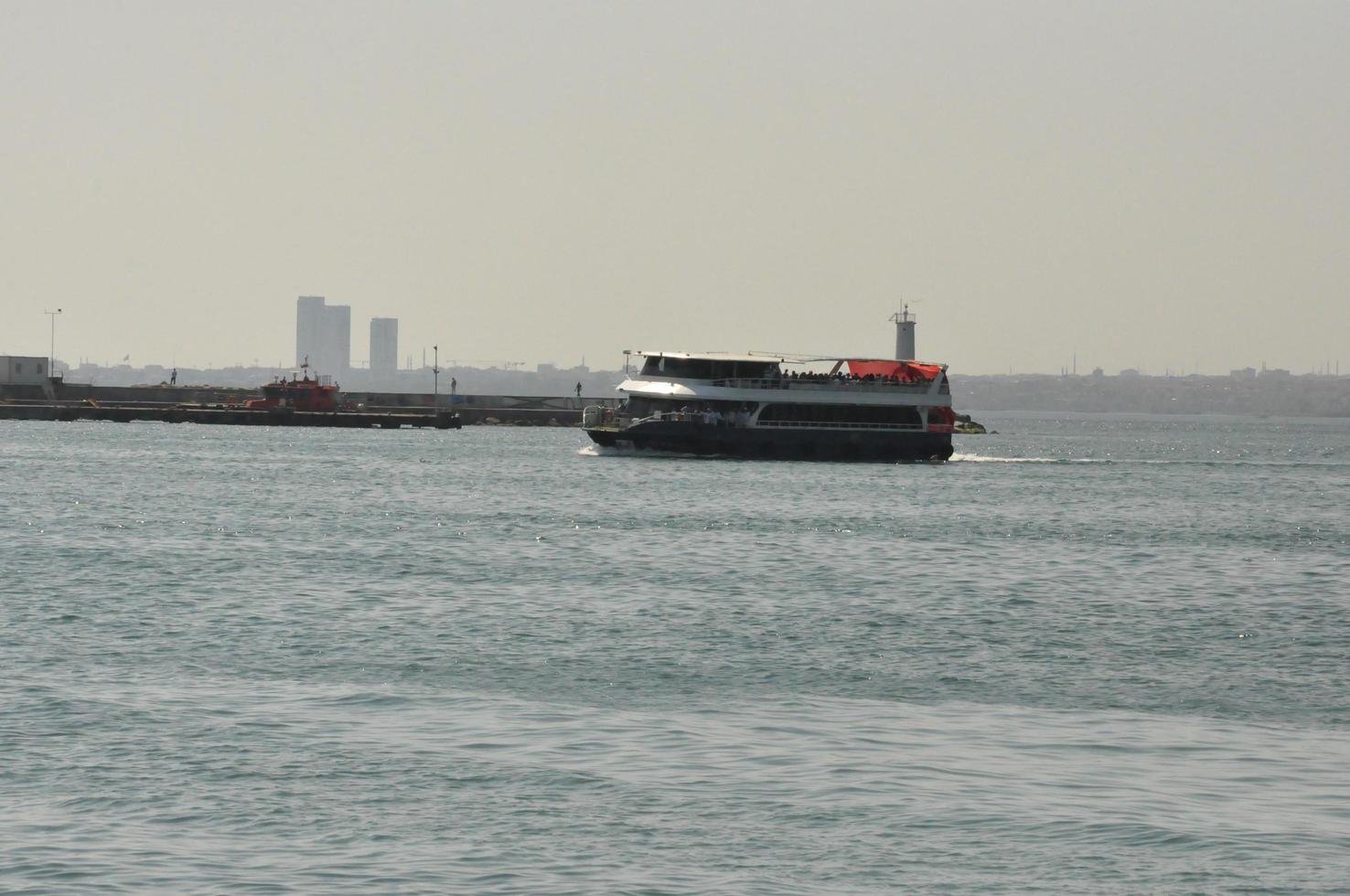 barco a vapor balsa porta e mar fundo e panorama foto