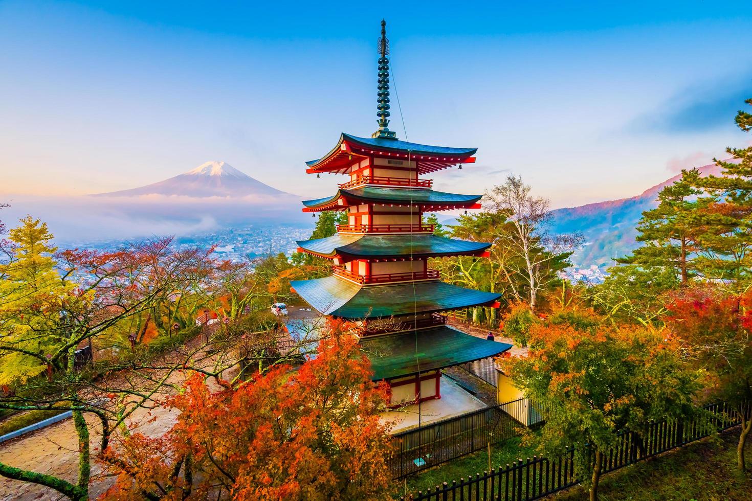 mt. fuji com pagode chureito foto