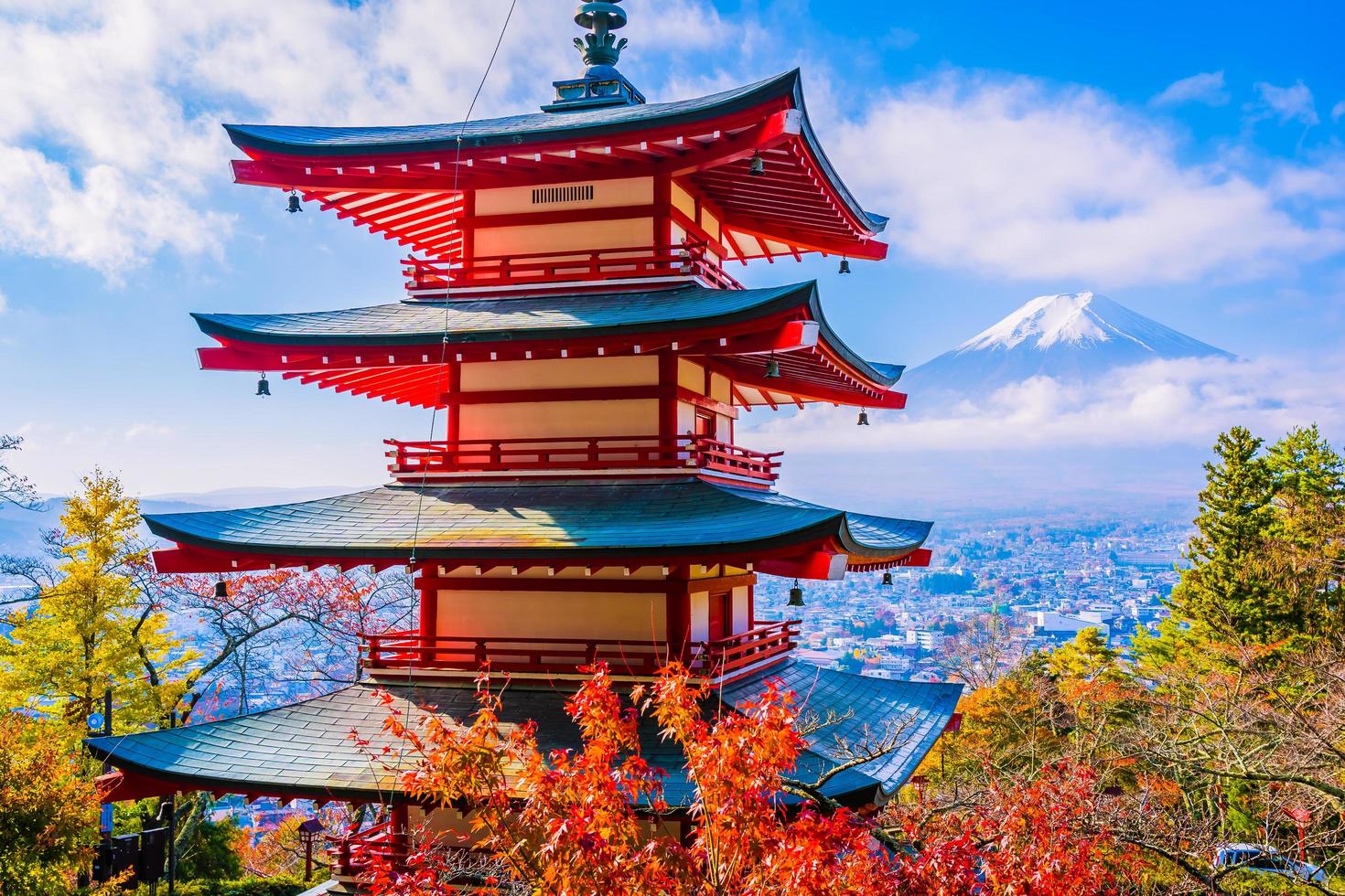 bela paisagem de mt. fuji do pagode chureito foto