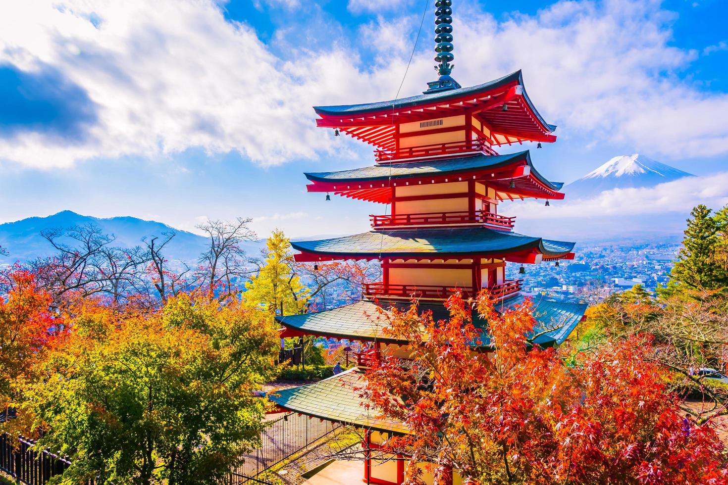 bela paisagem de mt. fuji do pagode chureito foto