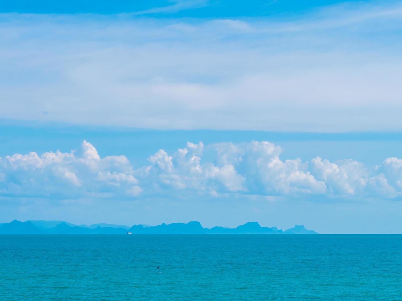 lindo mar e nuvens brancas foto