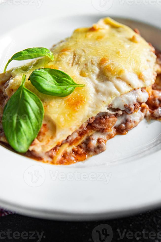 lasanha clássico prato bechamel molho, picado carne, Grato queijo saudável refeição Comida lanche em a mesa cópia de espaço Comida fundo rústico topo Visão foto