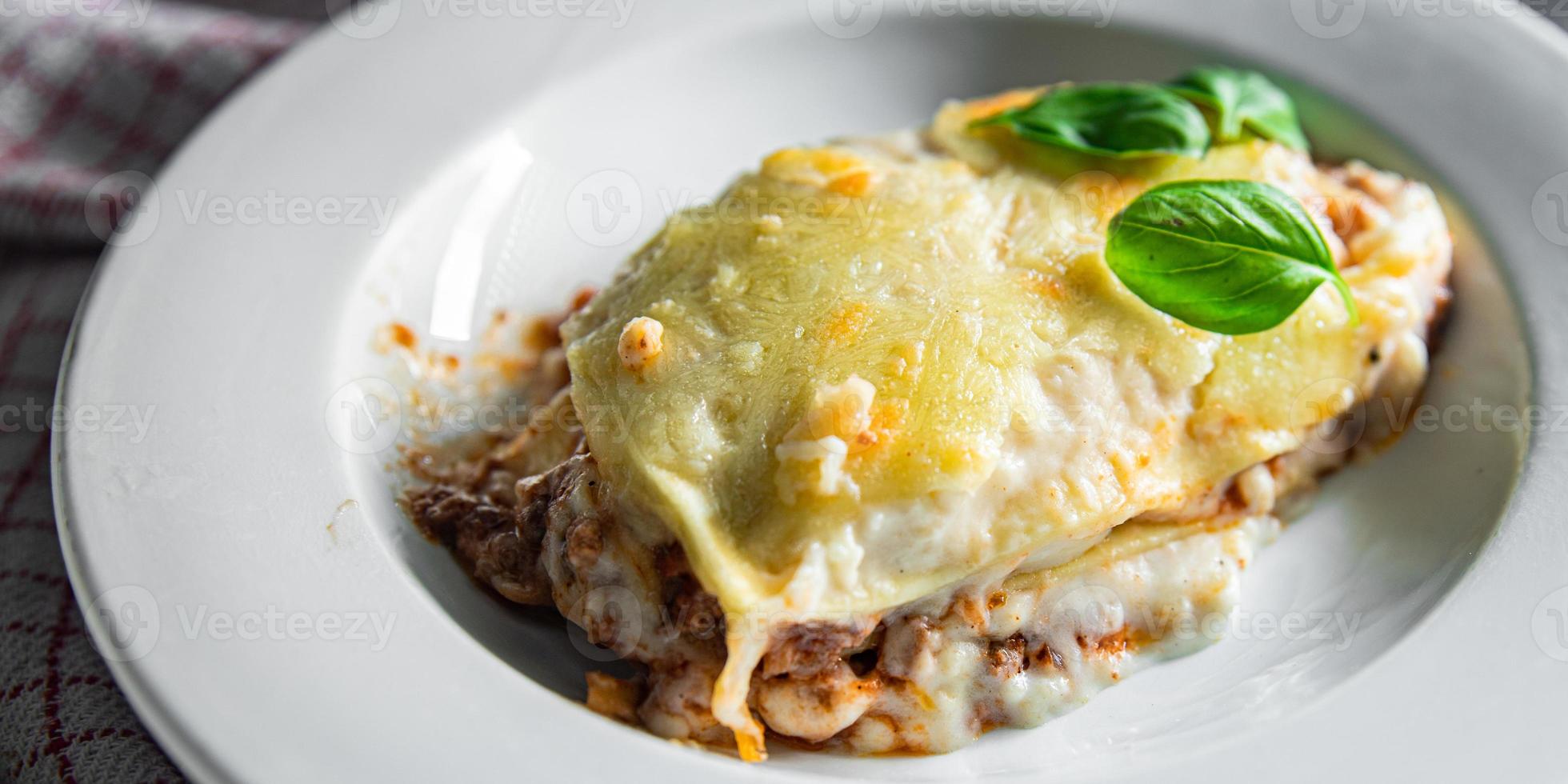 lasanha clássico prato bechamel molho, picado carne, Grato queijo saudável refeição Comida lanche em a mesa cópia de espaço Comida fundo rústico topo Visão foto