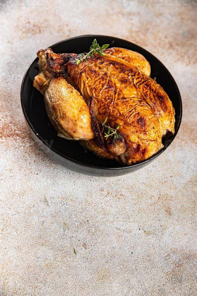 frango carne cozido aves de capoeira refeição Comida lanche em a mesa cópia de espaço Comida fundo rústico topo Visão foto