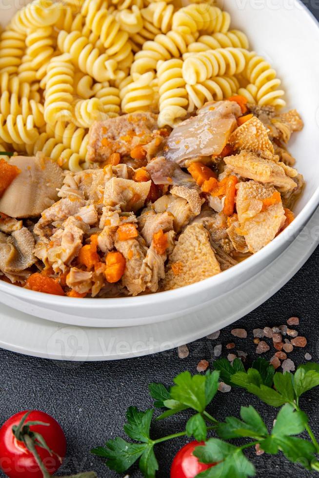 massa carne tripas fusilli fresco pronto para cozinhar saudável refeição Comida lanche em a mesa cópia de espaço Comida fundo rústico topo Visão foto